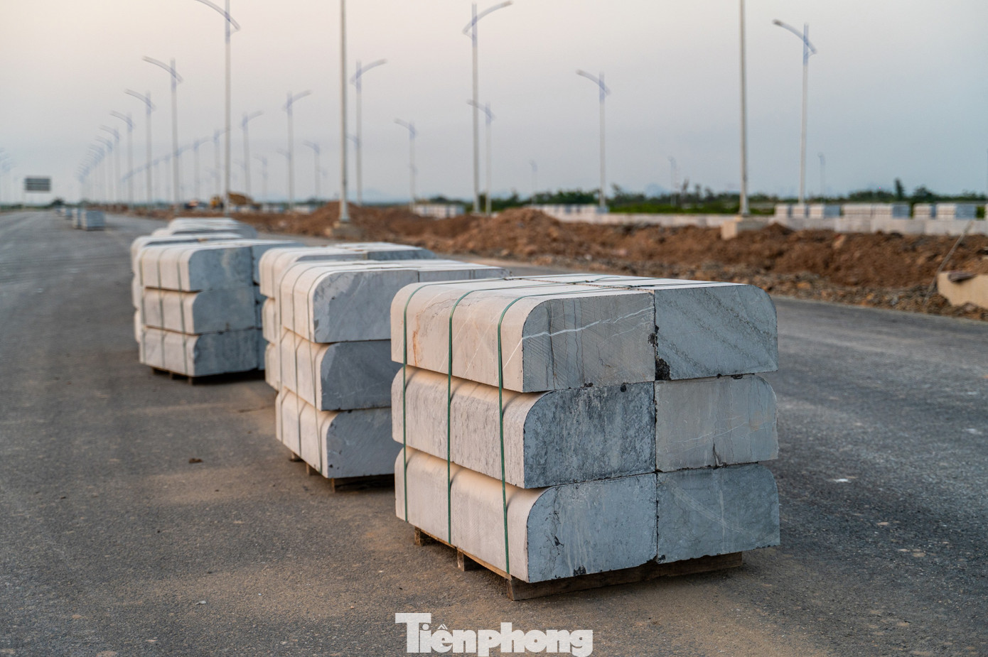 Phần đá lát dải phân cách ở giữa đã được tập kết ngay tại công trình.