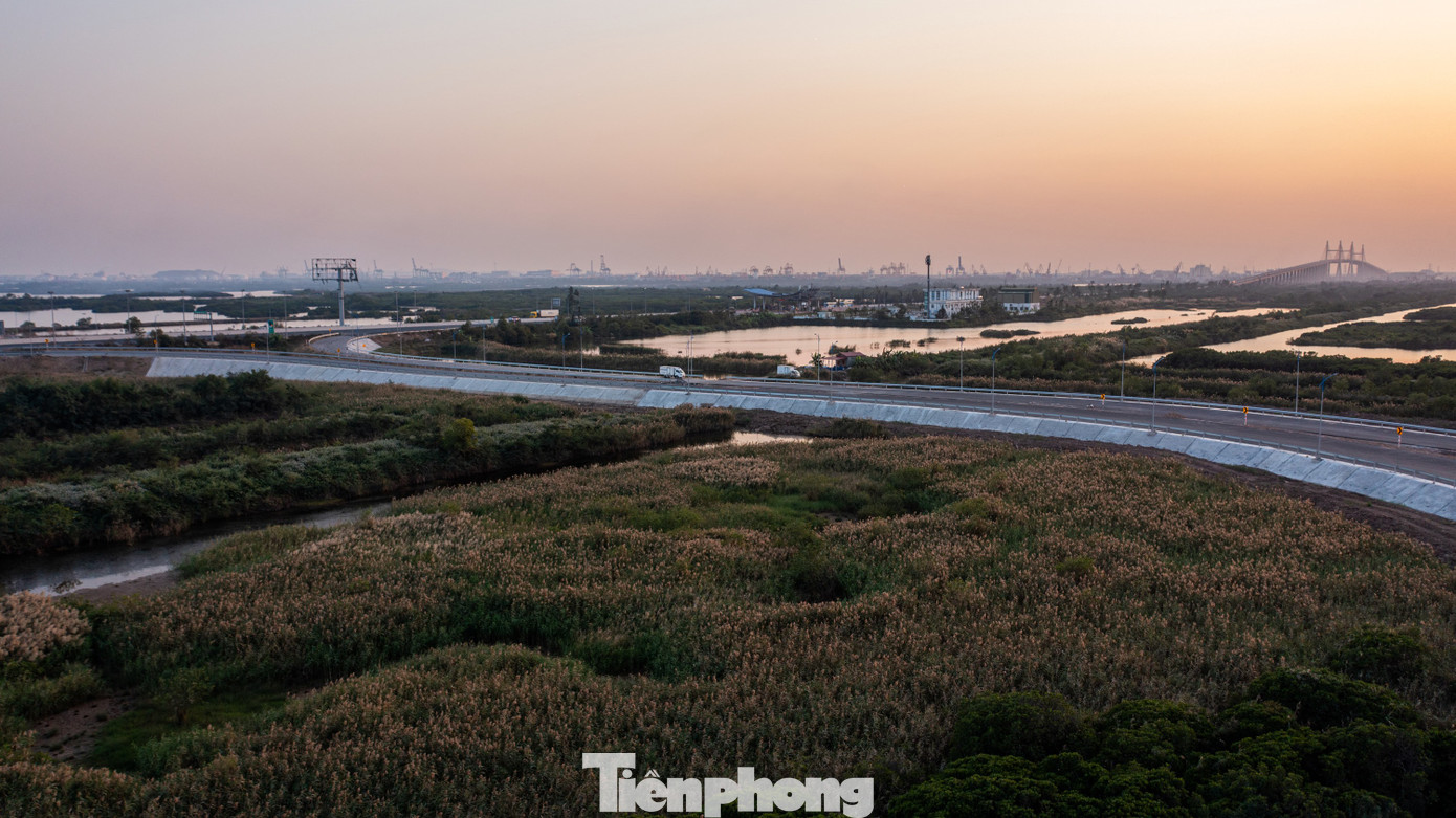 Thời gian đầu thực hiện dự án gặp rất nhiều khó khăn như chuyển đổi đất rừng chậm hơn 16 tháng, khan hiếm nguồn nguyên vật liệu san lấp, điều chỉnh thiết kế cao độ... Đến nay, các tuyến cơ bản hoàn thành thi công đắp đất nền đường và đang tiến hành gia công cấp phối đá dăm.