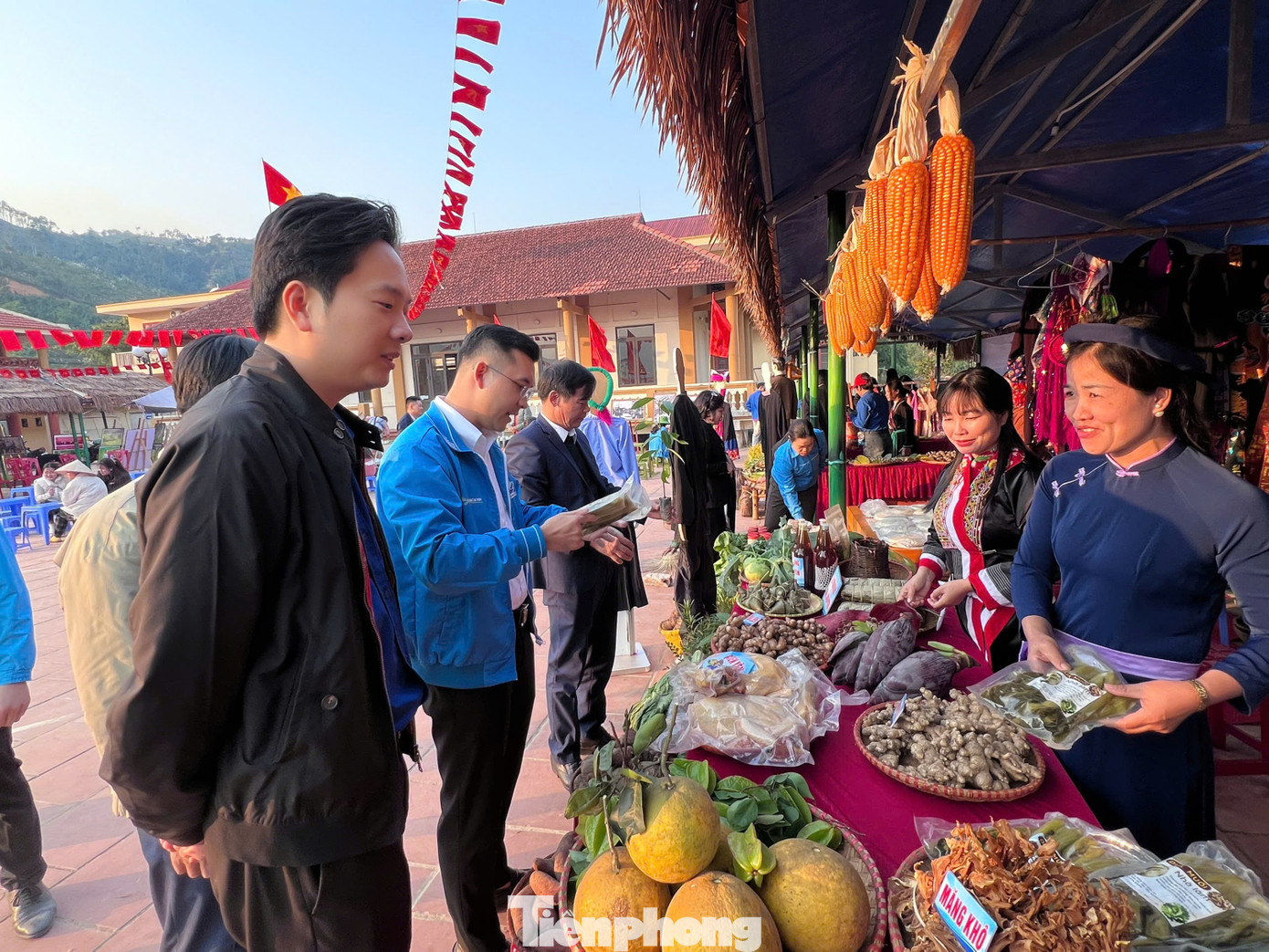 Ngoài các hoạt động thể thao, ngày hội còn có các phần thi như thi ghép bản đồ Việt Nam; tìm hiểu lịch sử, văn hóa Quảng Ninh; tham gia tổ chức trưng bày các sản phẩm ẩm thực truyền thống và không gian văn hóa dân tộc trên địa bàn huyện Tiên Yên.