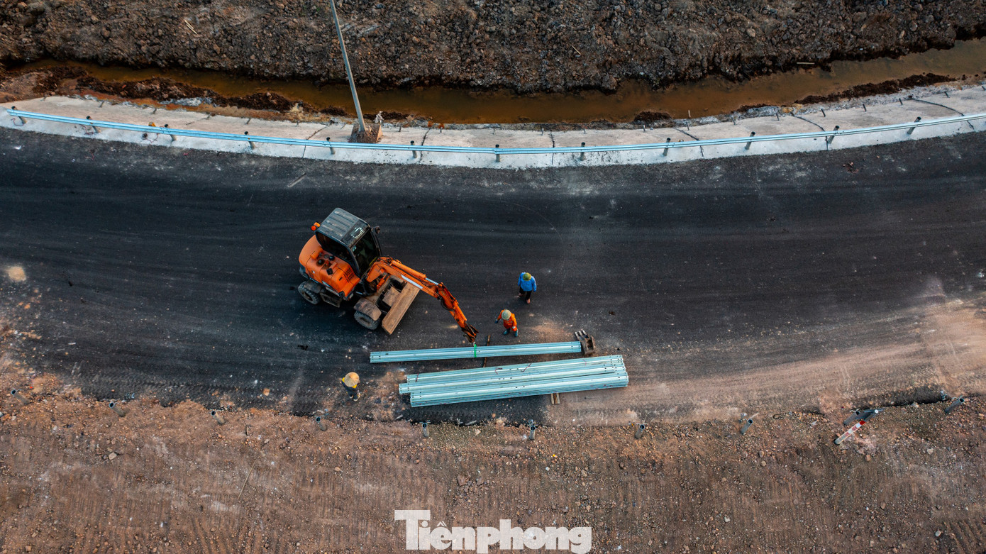 Ngoài ra, các phần đổ bê tông chân nền đường, lắp đặt taluy cũng đang được các đơn vị thi công triển khai theo hướng có mặt bằng đến đâu tổ chức ngay thi công đến đấy.