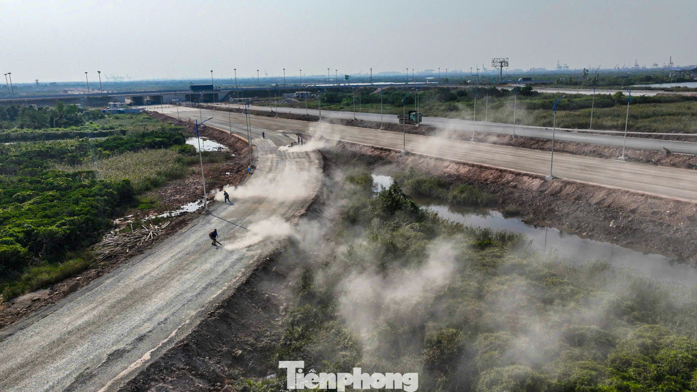 Ông Nguyễn Tiến Hiếu, Phó Tổng giám đốc Công ty CP 484 (nhà thầu phụ trách thi công toàn bộ phần đường), cho biết dự án gặp khó khăn lớn nhất là xử lý nền đất yếu và bù lún.