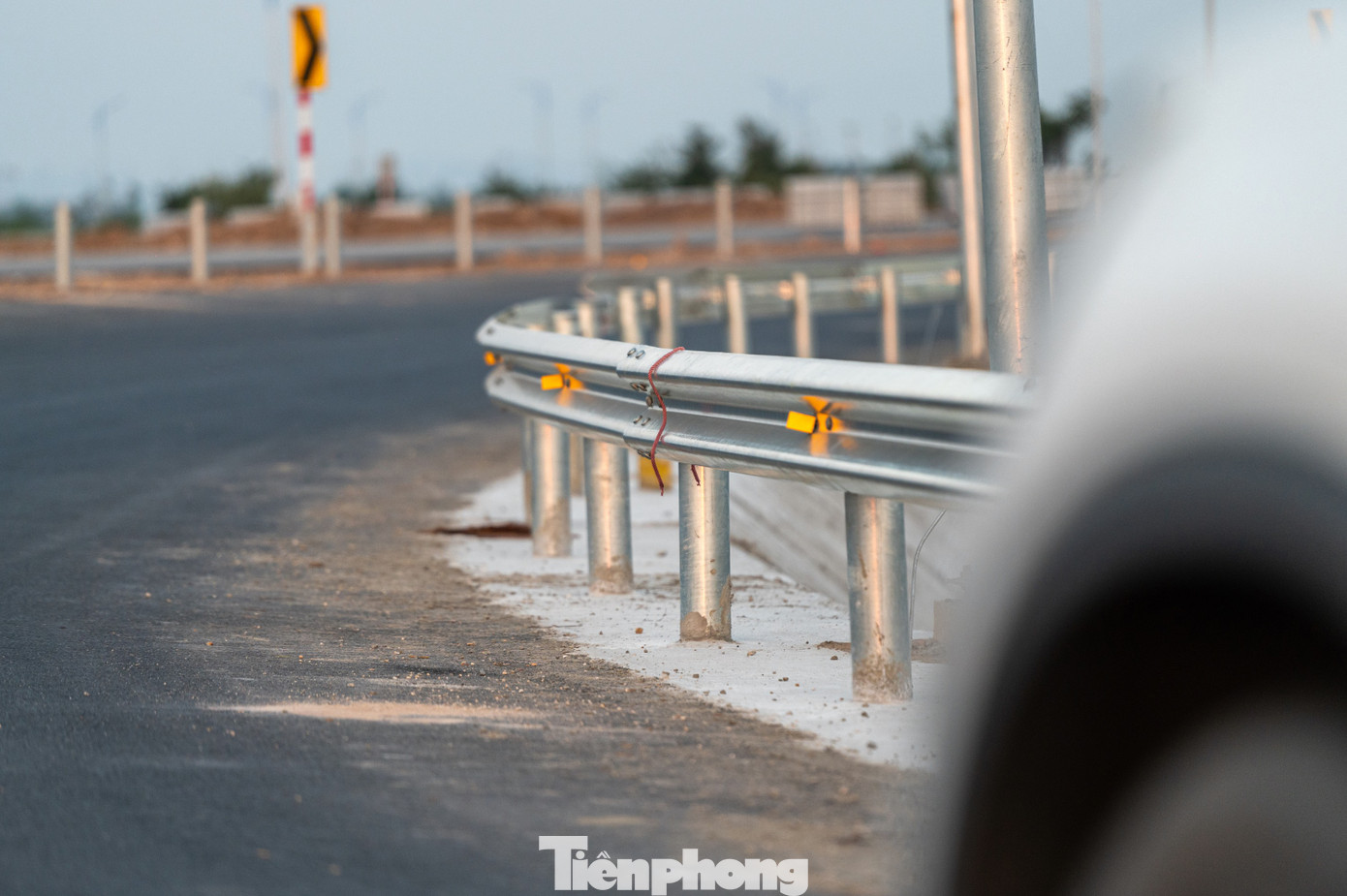 Ghi nhận của báo Tiền Phong, dự án đang trong giai đoạn cuối cùng như trải thảm, lắp hộ lan và các thiết bị chiếu sáng.