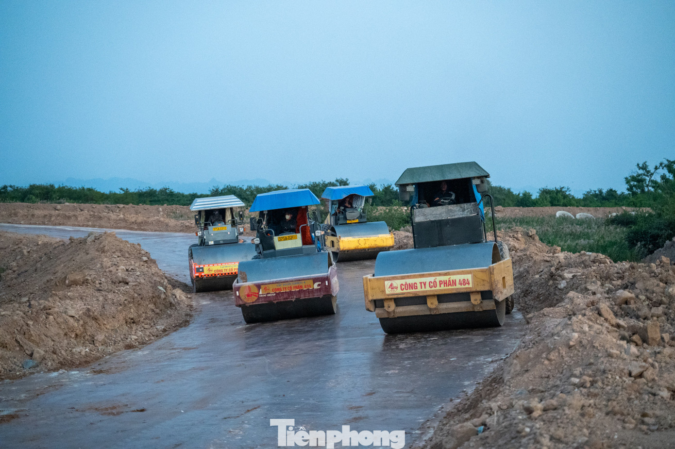"Hiện tại đang là mùa khô và là thời điểm vàng để thi công nhân nhà thầu tập trung tổ chức thi công 3 ca với gần 100 công nhân và hàng chục thiết bị, máy móc trên công trường", ông Hiếu cho biết.