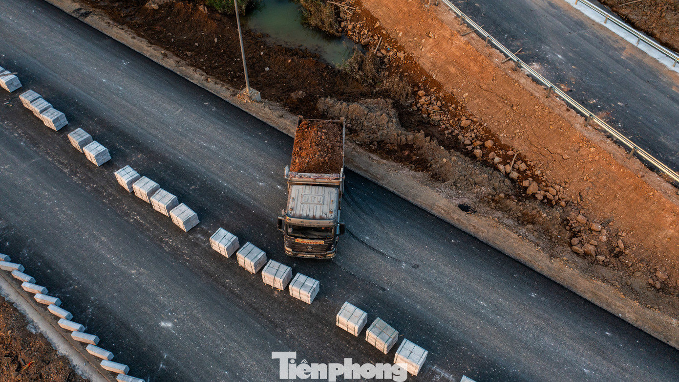 Tại một số vị trí có nền đất yếu, nhà thầu phải đợi 6 tháng để tắt lún sau đó mới thi công tiếp tục được. Ngoài ra, ảnh hưởng của bão số 3 cũng gây tác động lớn đến tiến độ dự án.