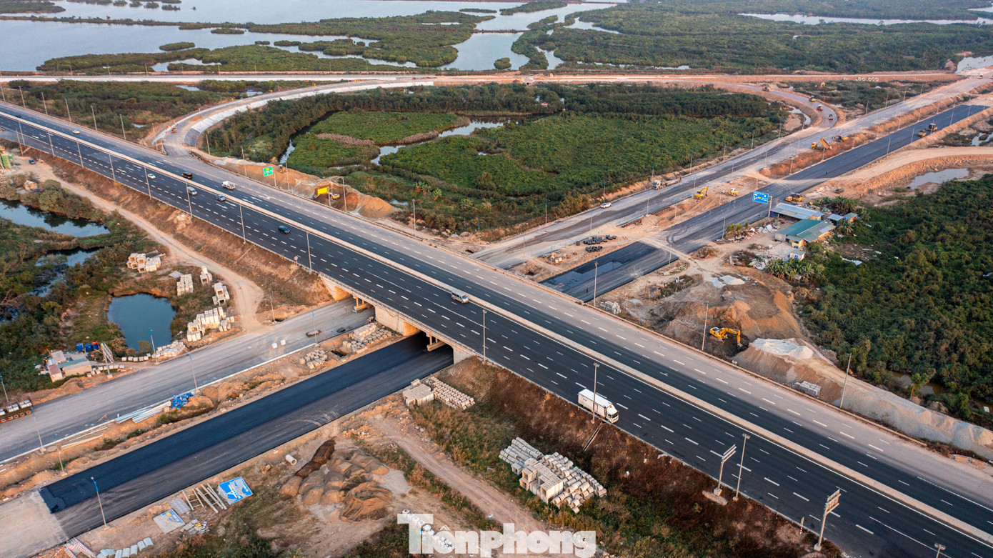 Đây là nút giao thông lớn nhất của tỉnh Quảng Ninh hiện nay, nằm trên diện tích 83,4ha. Công trình thiết kế nút giao khác mức liên thông dạng hoa thị hoàn chỉnh với 8 nhánh rẽ có tổng chiều dài 8,095km.