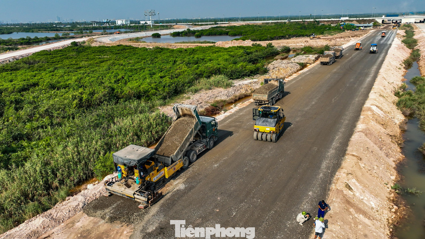 "Hiện tại đang là mùa khô và là thời điểm vàng để thi công nhân nhà thầu tập trung tổ chức thi công 3 ca với gần 100 công nhân và hàng chục thiết bị, máy móc trên công trường", ông Hiếu cho biết.