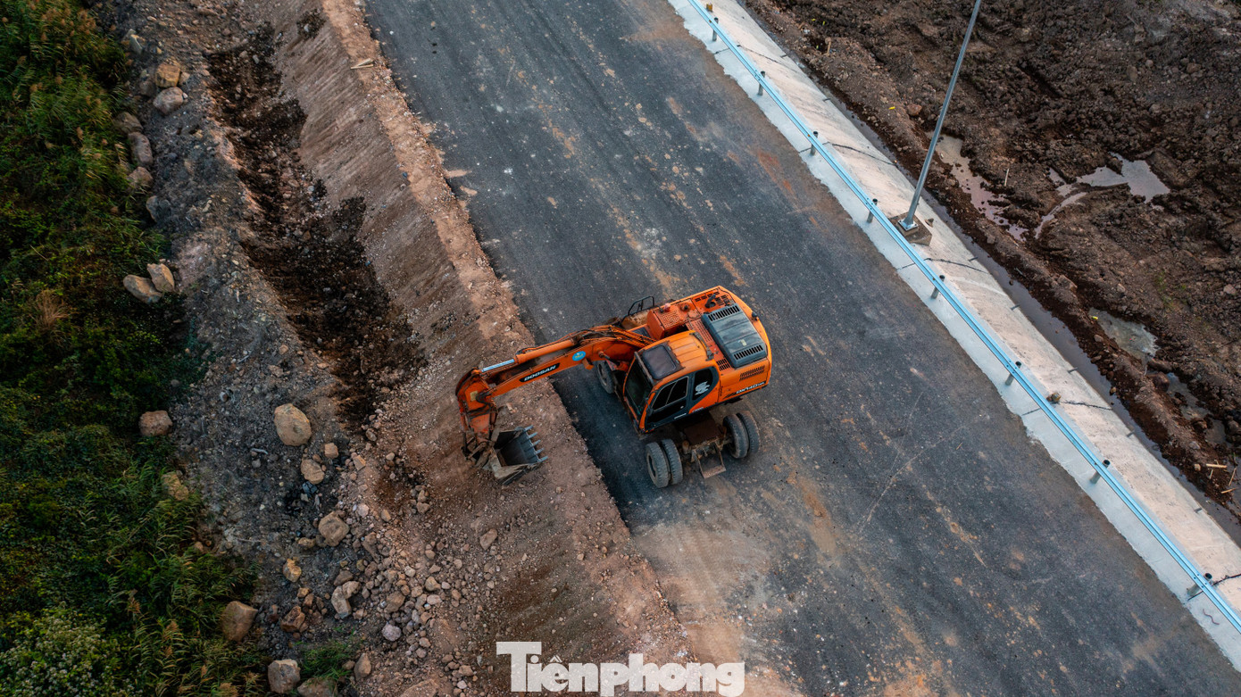 Ngoài ra, các phần đổ bê tông chân nền đường, lắp đặt taluy cũng đang được các đơn vị thi công triển khai theo hướng có mặt bằng đến đâu tổ chức ngay thi công đến đấy.