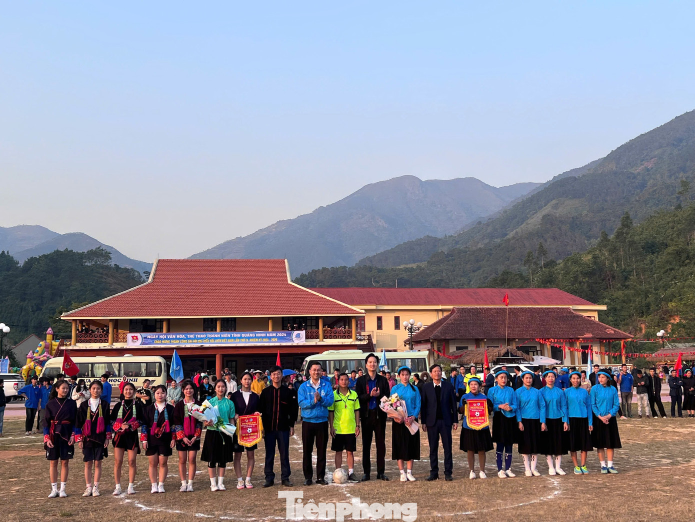 Điểm nhấn trong chuỗi hoạt động là giải bóng đá nữ giao hữu giữa hai đội dân tộc Dao Tiên Yên và Sán Chỉ huyện Bình Liêu.