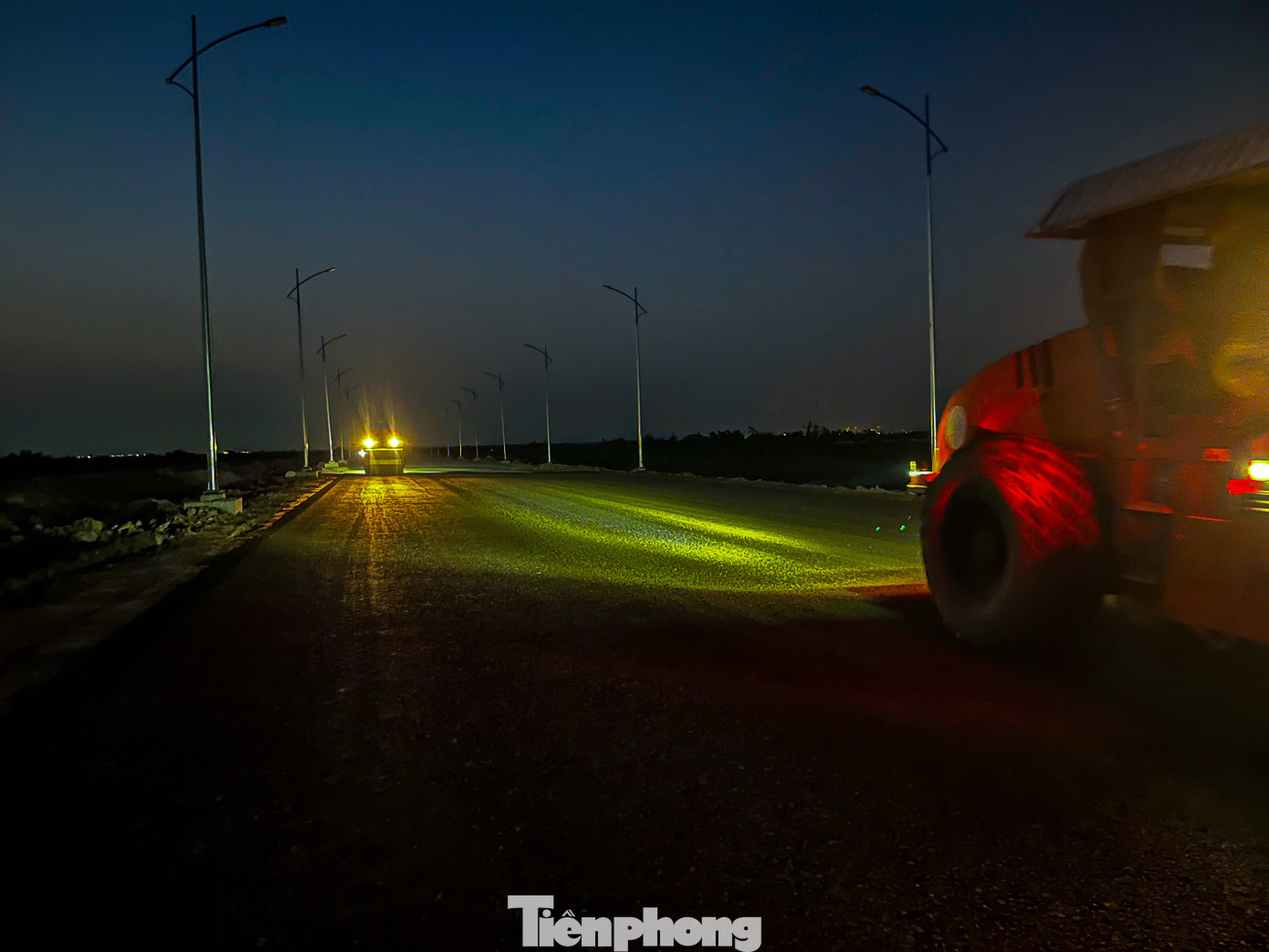 "Hiện tại đang là mùa khô và là thời điểm vàng để thi công nhân nhà thầu tập trung tổ chức thi công 3 ca với gần 100 công nhân và hàng chục thiết bị, máy móc trên công trường", ông Hiếu cho biết.