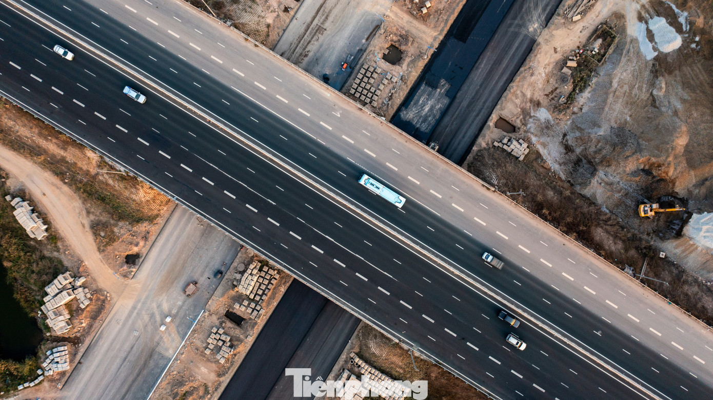 Đến thời điểm hiện tại nhà thầu đã hoàn thành xong khoảng 90% khối lượng công việc, trong đó đã hoàn thành hầm chui, trải thảm xong các tuyến đường nhánh dẫn lên nút giao.