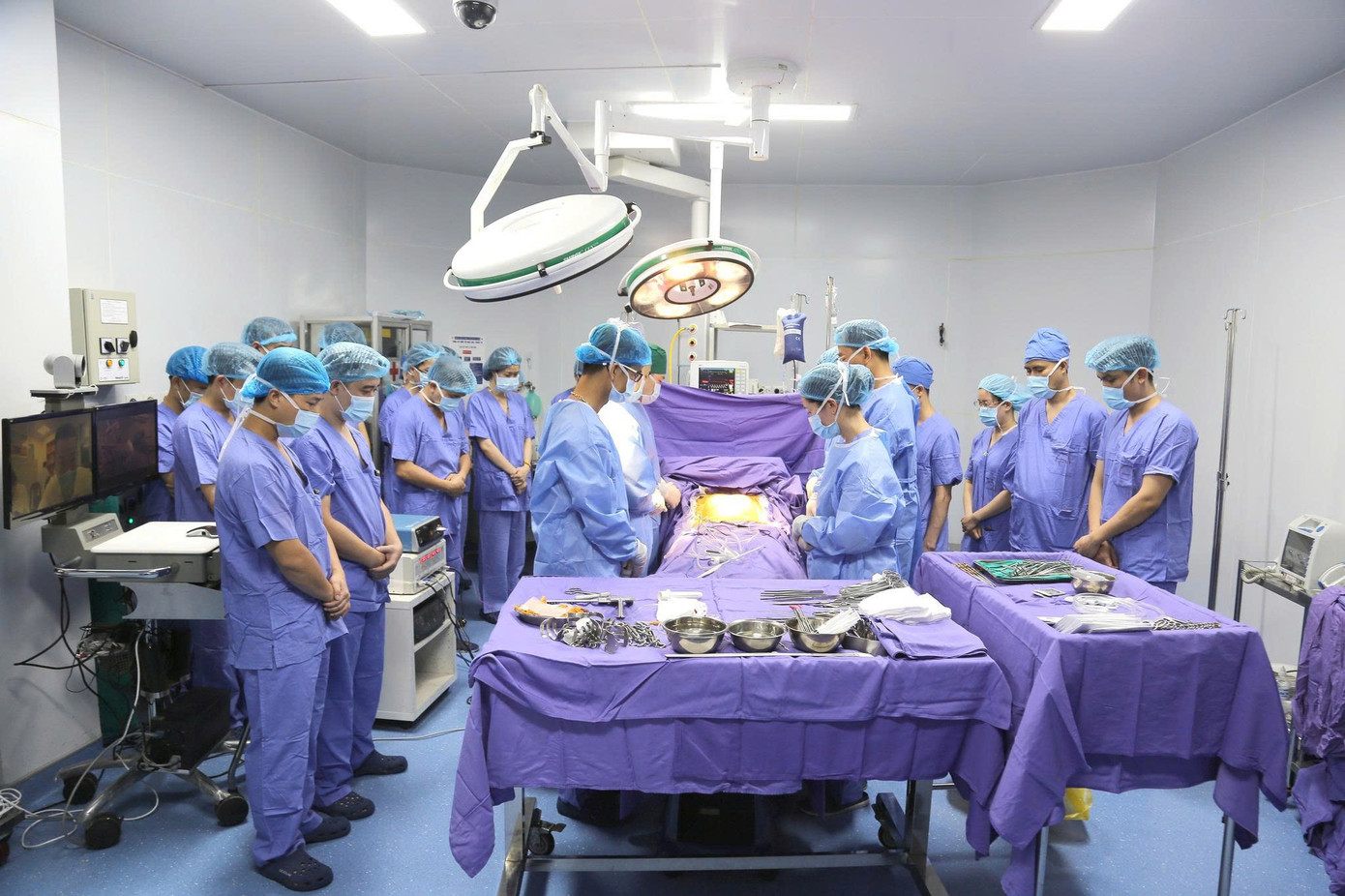 Với thông điệp "Cho đi là còn mãi" các bác sĩ Bệnh viện Đa khoa tỉnh Quảng Ninh tổ chức tri ân người hiến tạng giúp kéo dài sự sống cho 7 người khác. Với thông điệp "Cho đi là còn mãi" các bác sĩ Bệnh viện Đa khoa tỉnh Quảng Ninh tổ chức tri ân người hiến tạng giúp kéo dài sự sống cho 7 người khác.