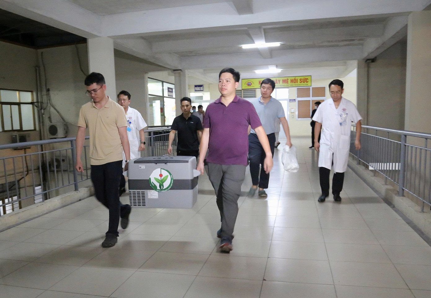 Từ tạng của người hiến, các bác sĩ khẩn trương tổ chức bảo quản và đưa về 5 bệnh viện để tiến hành ghép cho người được nhận. Từ tạng của người hiến, các bác sĩ khẩn trương tổ chức bảo quản và đưa về 5 bệnh viện để tiến hành ghép cho người được nhận.