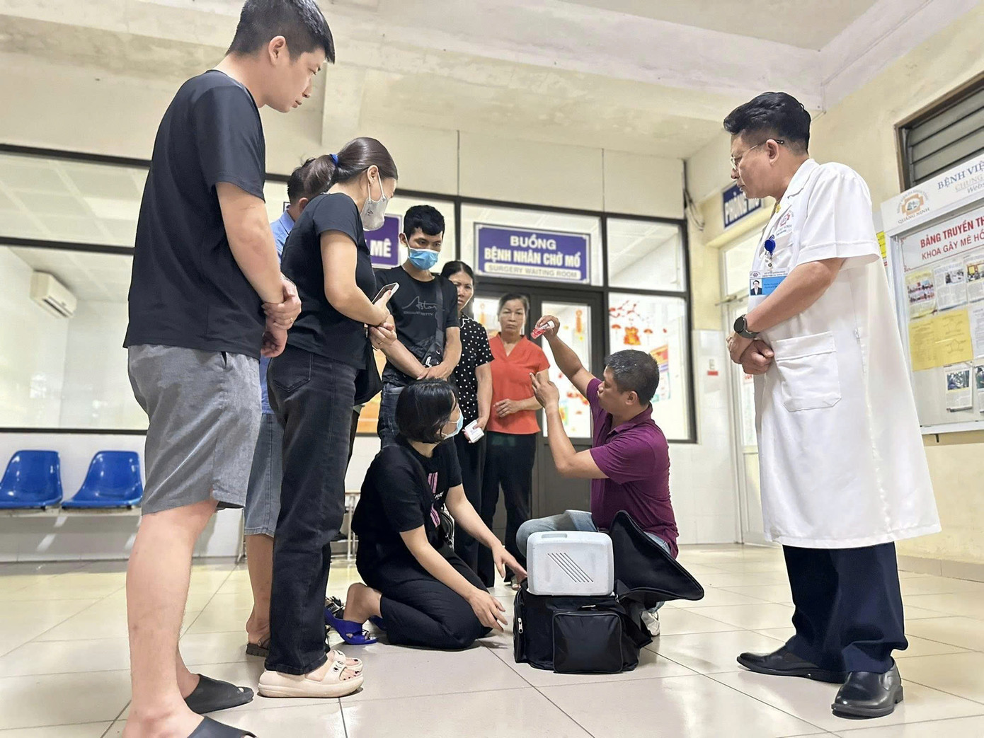 Người nhà bệnh nhân hiến tạng xúc động bên phần tạng hiến của người thân, dù đau buồn nhưng đã đồng thuận khi việc hiến tạng đã cứu sống những mảnh đời bất hạnh khác. Người nhà bệnh nhân hiến tạng xúc động bên phần tạng hiến của người thân, dù đau buồn nhưng đã đồng thuận khi việc hiến tạng đã cứu sống những mảnh đời bất hạnh khác.