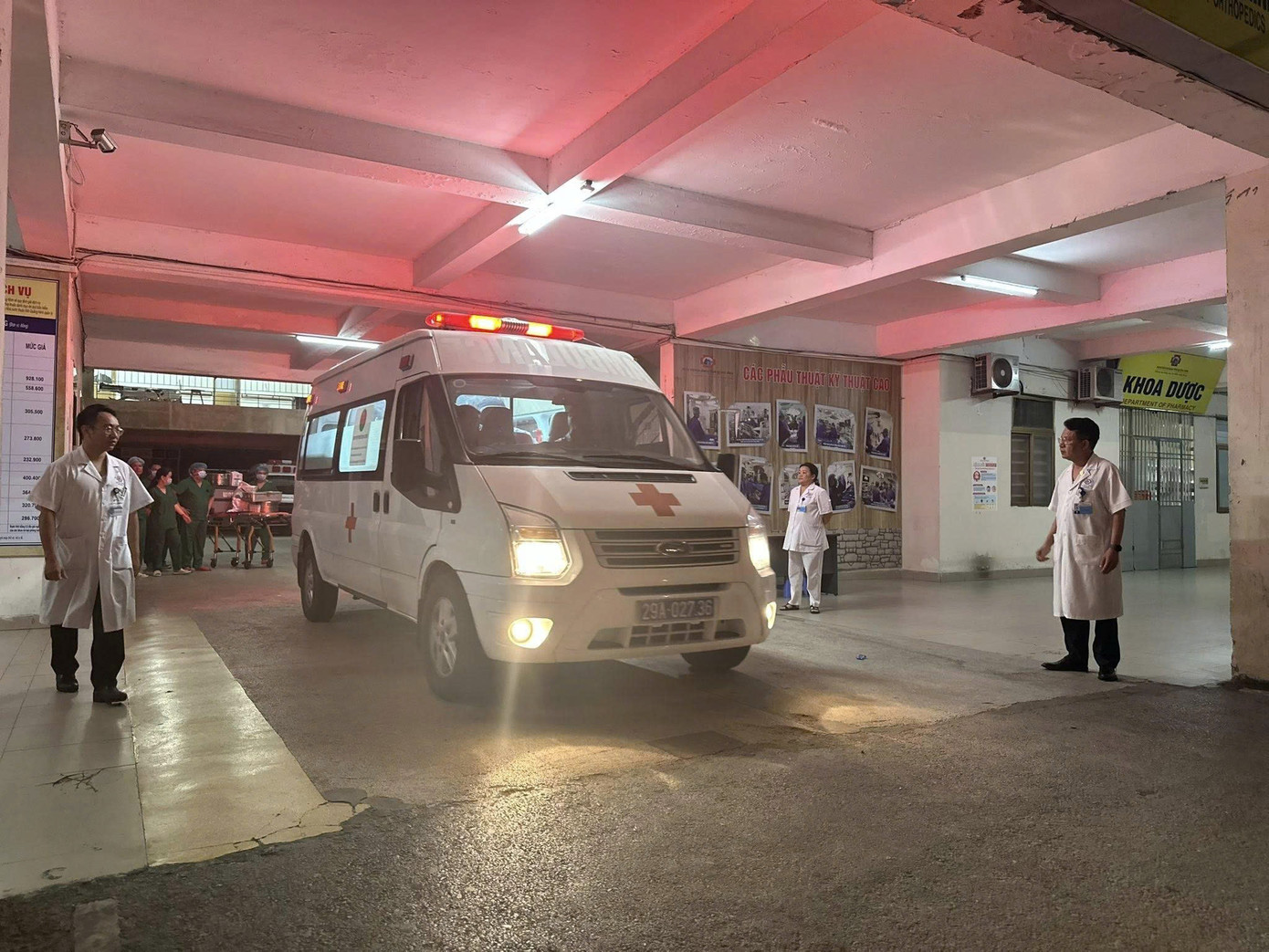 Dưới sự hỗ trợ từ các bệnh viện tuyến trung ương, Bệnh viện Đa khoa tỉnh Quảng Ninh tổ chức lấy tạng và chuyển đi ngay trong đêm. Dưới sự hỗ trợ từ các bệnh viện tuyến trung ương, Bệnh viện Đa khoa tỉnh Quảng Ninh tổ chức lấy tạng và chuyển đi ngay trong đêm.