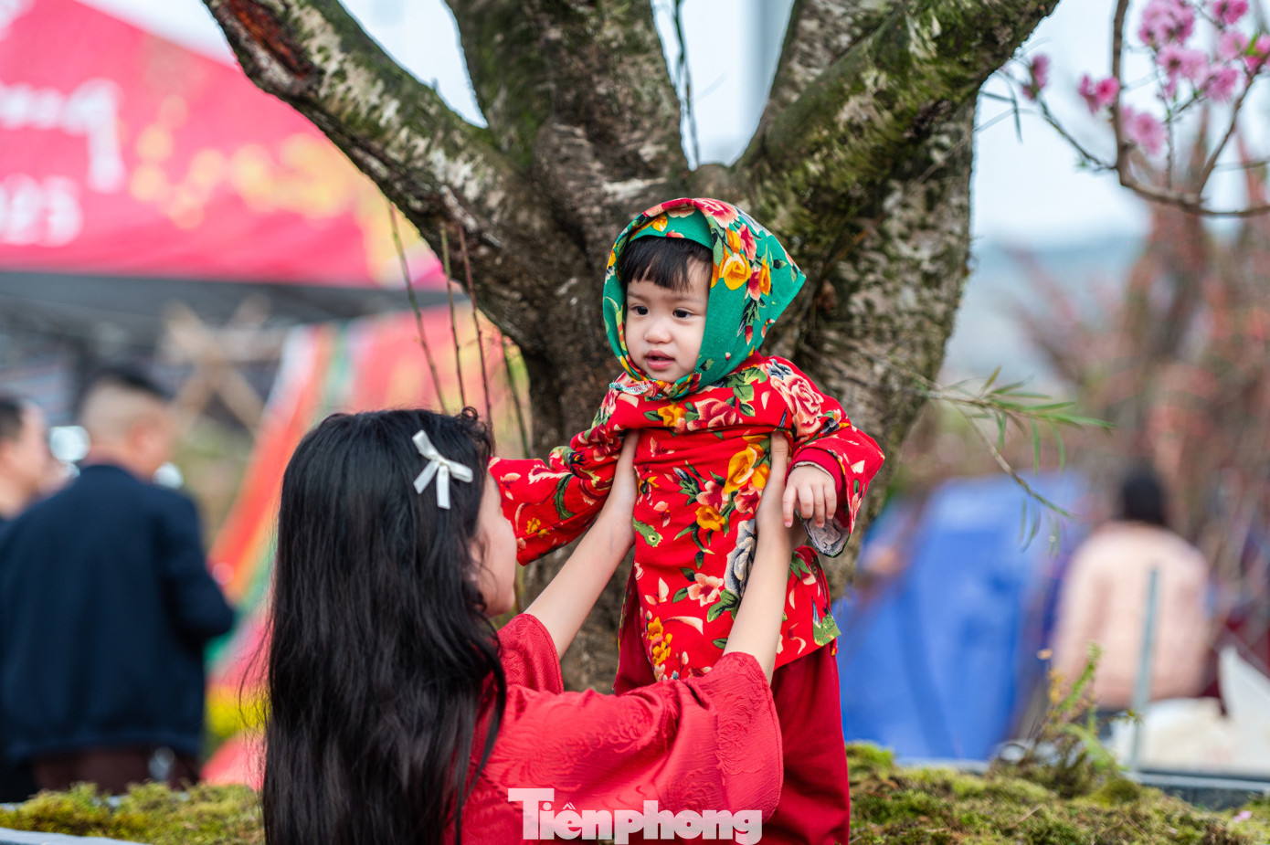Nhiều em nhỏ cũng được gia đình chuẩn bị những trang phục đẹp đón xuân.