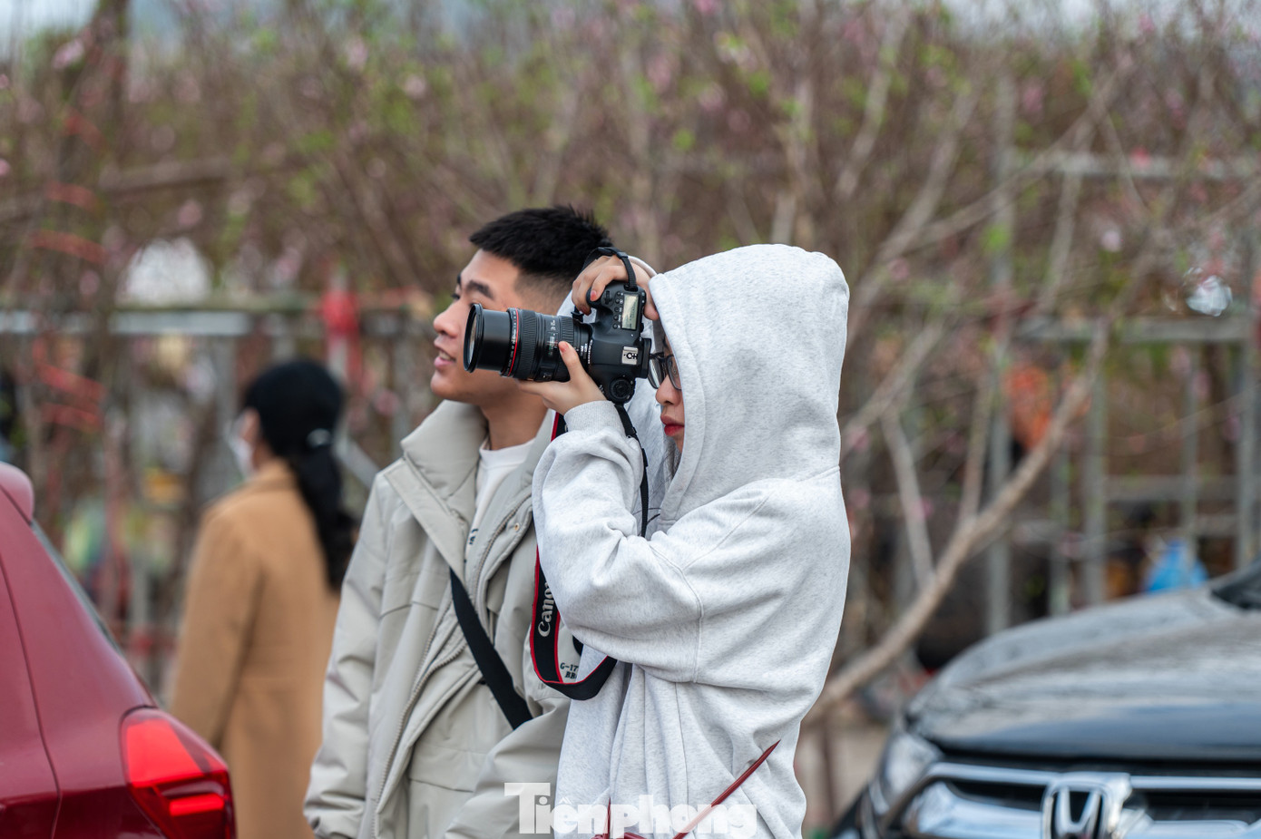 Ngoài ra, nhiều người có điều kiện thuê thợ chụp từ những studio lớn ở Hạ Long.