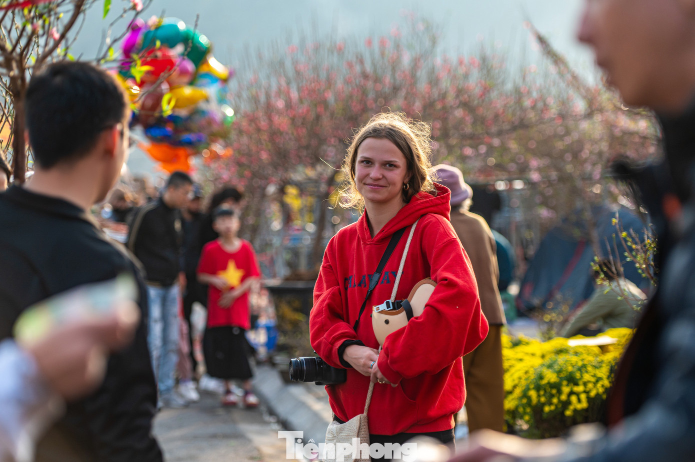 Ngoài ra, chợ hoa Hạ Long là địa điểm thu hút du khách quốc tế khi đến với thành phố di sản của Quảng Ninh để tìm hiểu văn hóa của người dân Hạ Long đón Tết cổ truyền của Việt Nam.