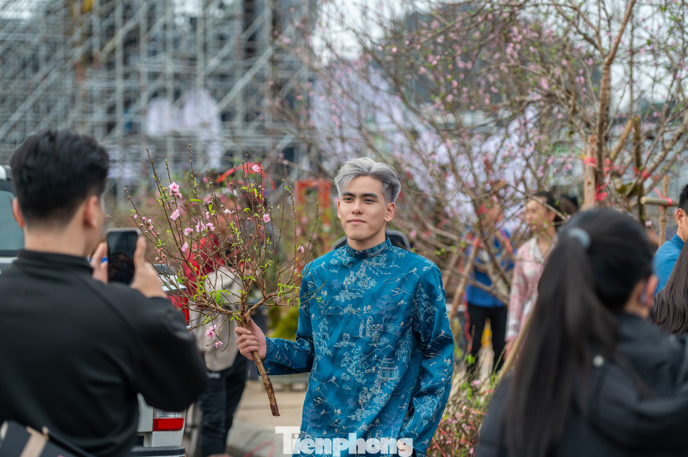 Theo đại diện UBND TP Hạ Long, chợ hoa xuân là điểm nhấn quan trọng mỗi dịp xuân về, các gian hàng ngoài phục vụ người dân mua sắm Tết còn là địa điểm chụp ảnh của các bạn trẻ.