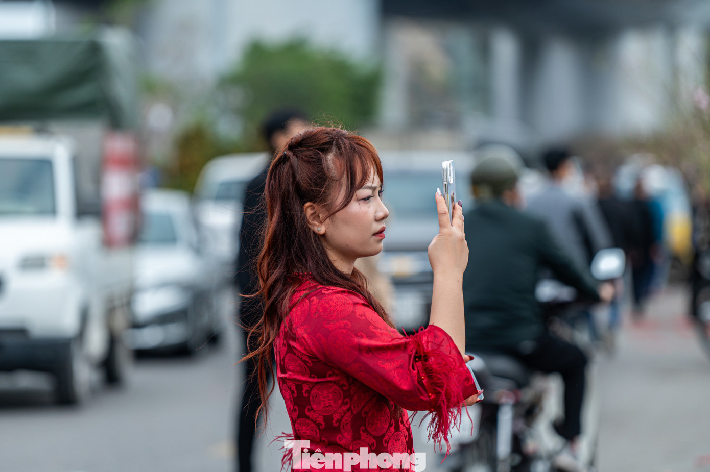 Đến chợ hoa từ sớm để chuẩn bị quần áo và trang điểm, Phương Nga (sinh viên Đại học Hạ Long) cùng bạn đang chụp bộ ảnh Tết.