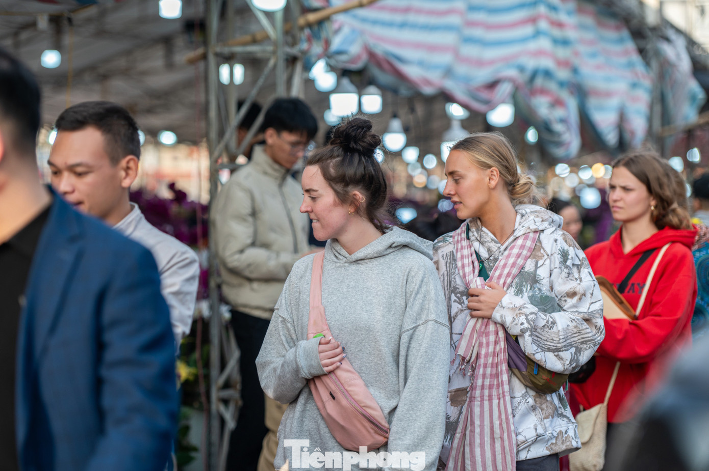 Ngoài ra, chợ hoa Hạ Long là địa điểm thu hút du khách quốc tế khi đến với thành phố di sản của Quảng Ninh để tìm hiểu văn hóa của người dân Hạ Long đón Tết cổ truyền của Việt Nam.