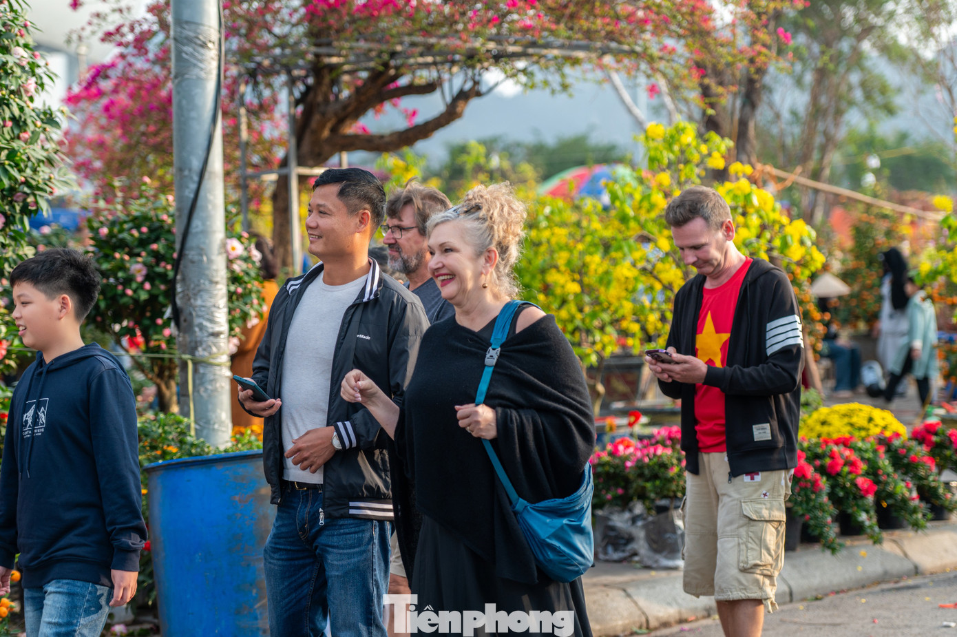 Ngoài ra, chợ hoa Hạ Long là địa điểm thu hút du khách quốc tế khi đến với thành phố di sản của Quảng Ninh để tìm hiểu văn hóa của người dân Hạ Long đón Tết cổ truyền của Việt Nam.