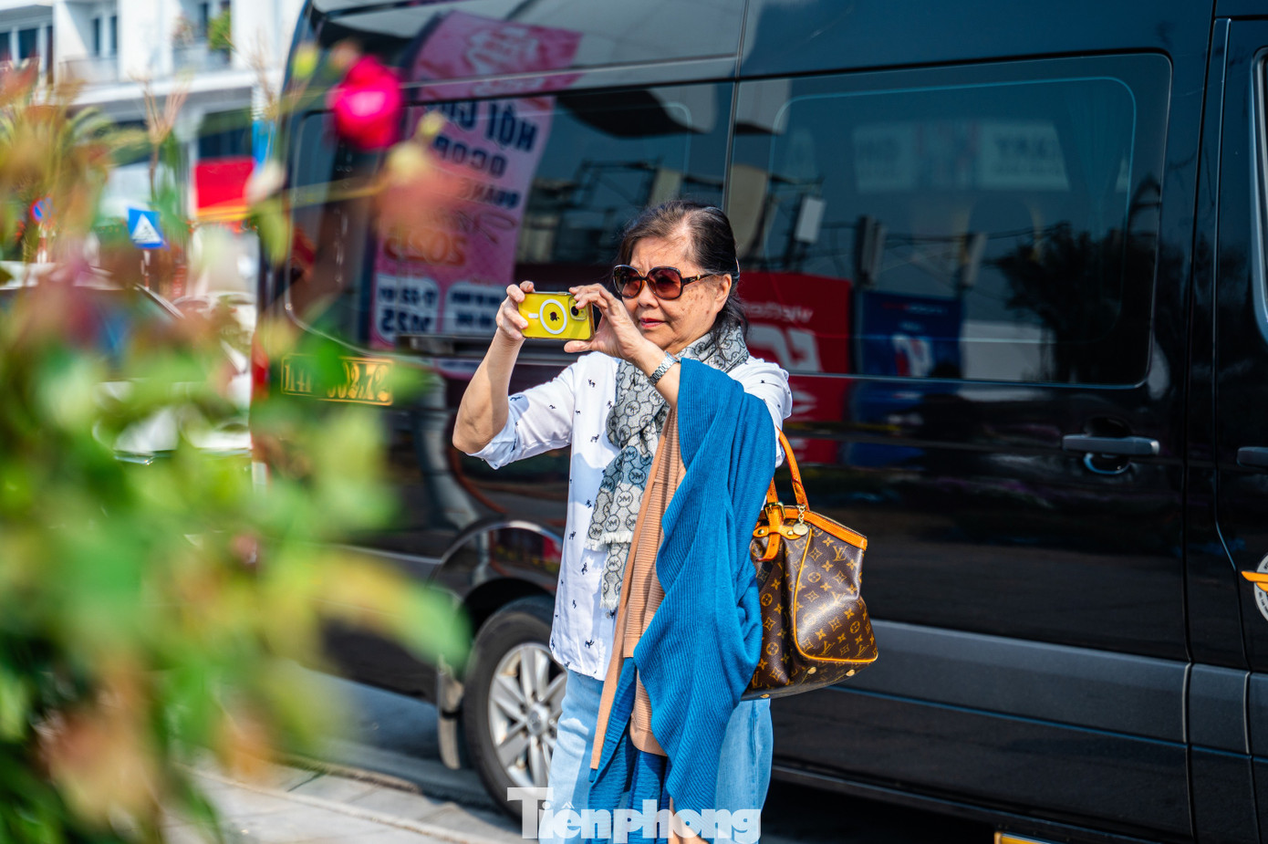 Ngoài ra, chợ hoa Hạ Long là địa điểm thu hút du khách quốc tế khi đến với thành phố di sản của Quảng Ninh để tìm hiểu văn hóa của người dân Hạ Long đón Tết cổ truyền của Việt Nam.