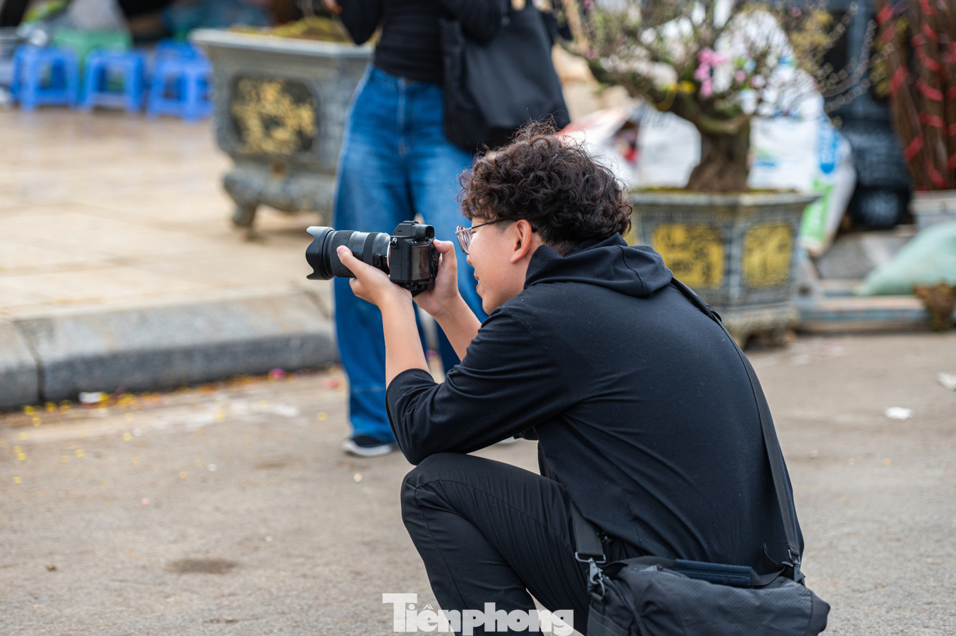 Ngoài ra, nhiều người có điều kiện thuê thợ chụp từ những studio lớn ở Hạ Long.