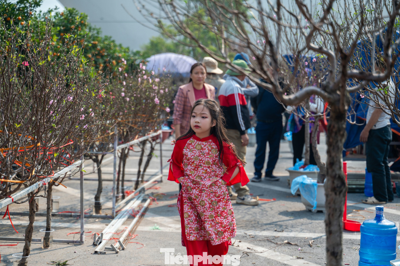 Nhiều em nhỏ cũng được gia đình chuẩn bị những trang phục đẹp đón xuân.