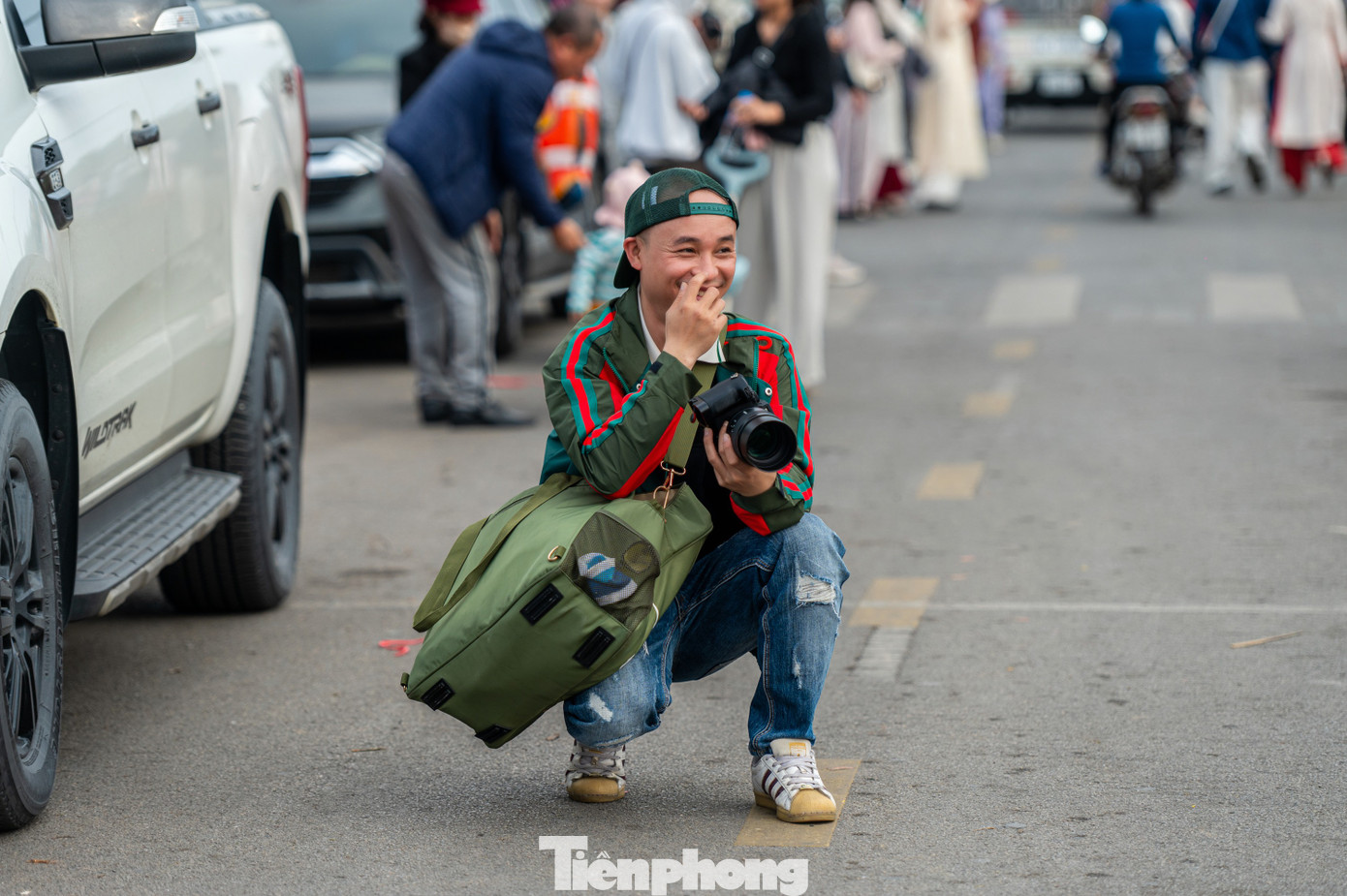 Ngoài ra, nhiều người có điều kiện thuê thợ chụp từ những studio lớn ở Hạ Long.