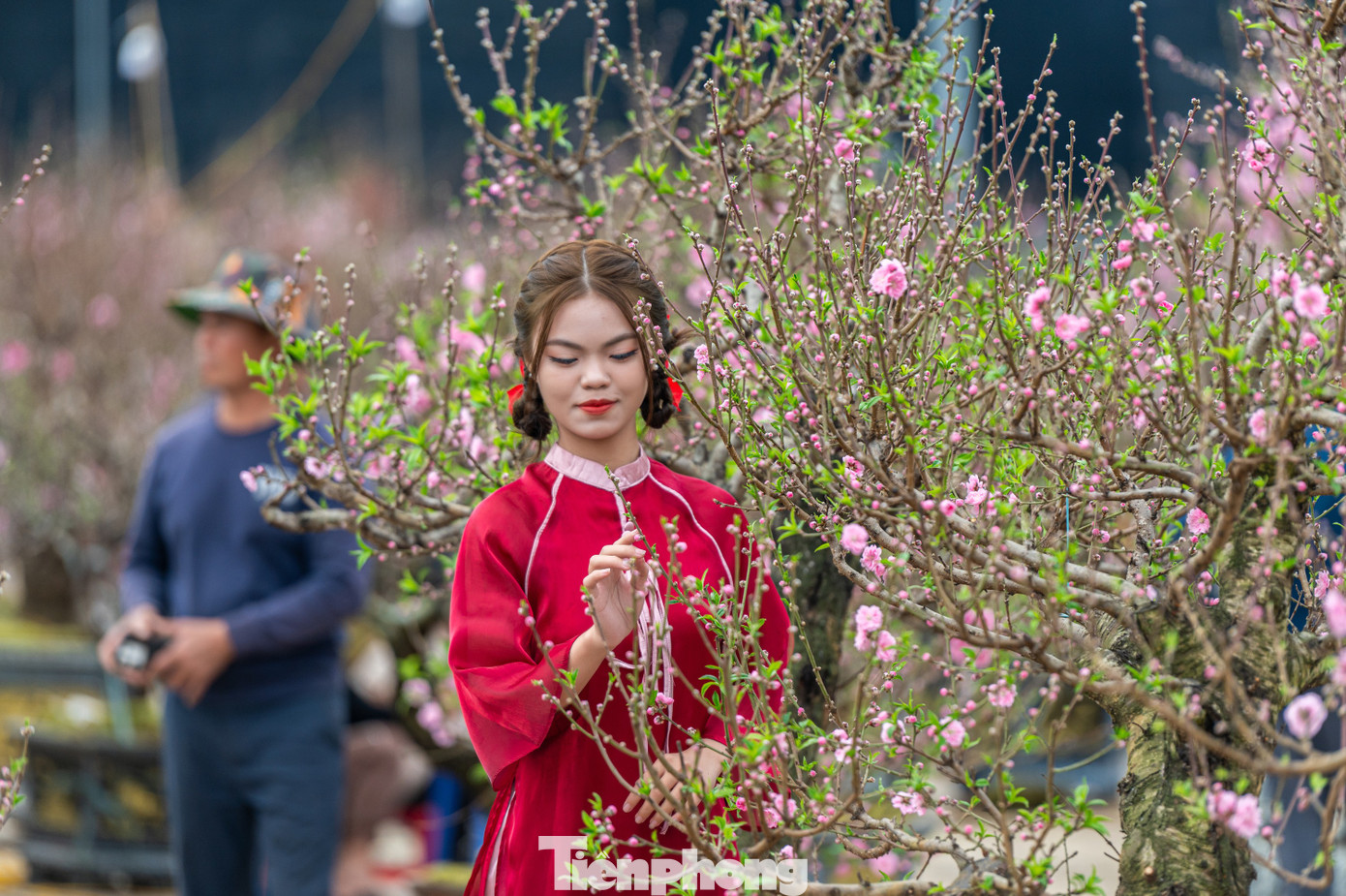 "Ở đây có nhiều góc chụp đẹp, em cùng bạn trai chụp được khá nhiều ảnh để khoe với bạn bè trên mạng xã hội", Thu Quyên (trú phường Bãi Cháy) cho biết. Cô đang theo học tại một trường ở Hà Nội và vừa trở về Quảng Ninh để nghỉ Tết.