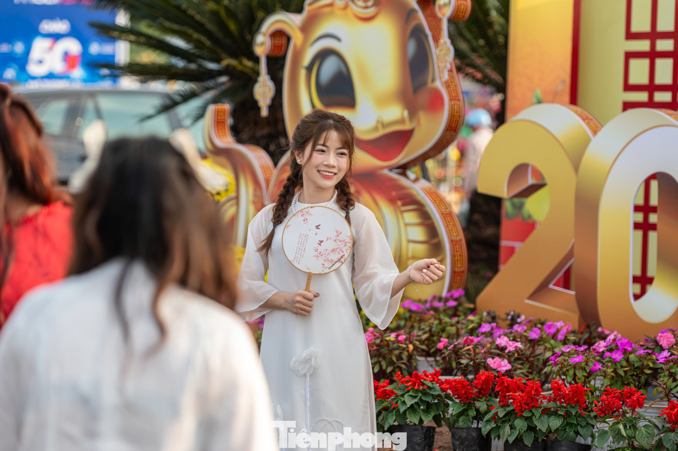 Nga không thuê thợ chụp mà rủ người bạn trong lớp của mình đi chụp chung. Với kinh nghiệm đi chụp nhiều bộ ảnh từ trước, Nga tự tin chuẩn bị mọi thứ từ quần áo đến trang điểm. Phụ kiện đi kèm cũng rất phong phú và phù hợp với chủ đề ngày Tết như cành đào, hoa, quạt giấy…