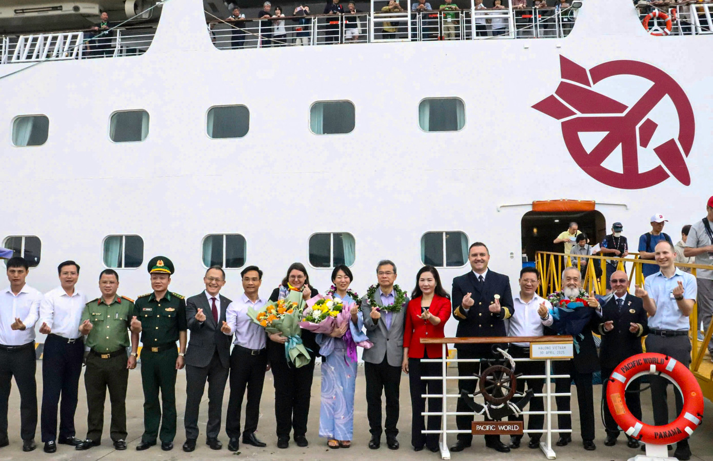 Tàu Pacific World lần đầu tiên đưa du khách đến Quảng Ninh đánh dấu mốc quan trọng cho ngành du lịch của tỉnh sau những nỗ lực của chính quyền và cộng đồng doanh nghiệp trong việc đàm phán, kết nối, chuẩn bị hết sức chu đáo để đưa Hạ Long trở thành điểm đến thường xuyên của các hãng tàu biển nói chung và Nhật Bản nói riêng. Để đánh dấu sự kiện quan trọng này, bà Nguyễn Thị Hạnh - Phó chủ tịch UBND tỉnh Quảng Ninh - đã đến Cảng tàu quốc tế Hạ Long để đón, tặng hoa các hành khách.