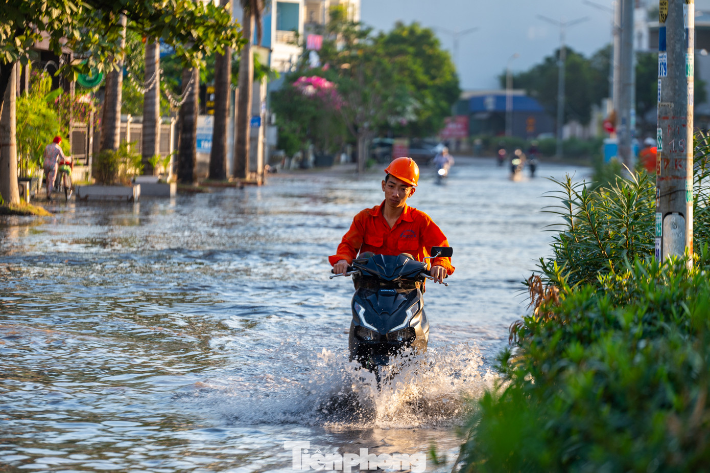 Nước biển dâng gây ngập lụt cao so với mặt đường 60-70cm, cá biệt có những khu vực ngập đến 1m, ảnh hưởng nhiều đến sinh hoạt thường ngày, giao thông đi lại trong khu vực này.