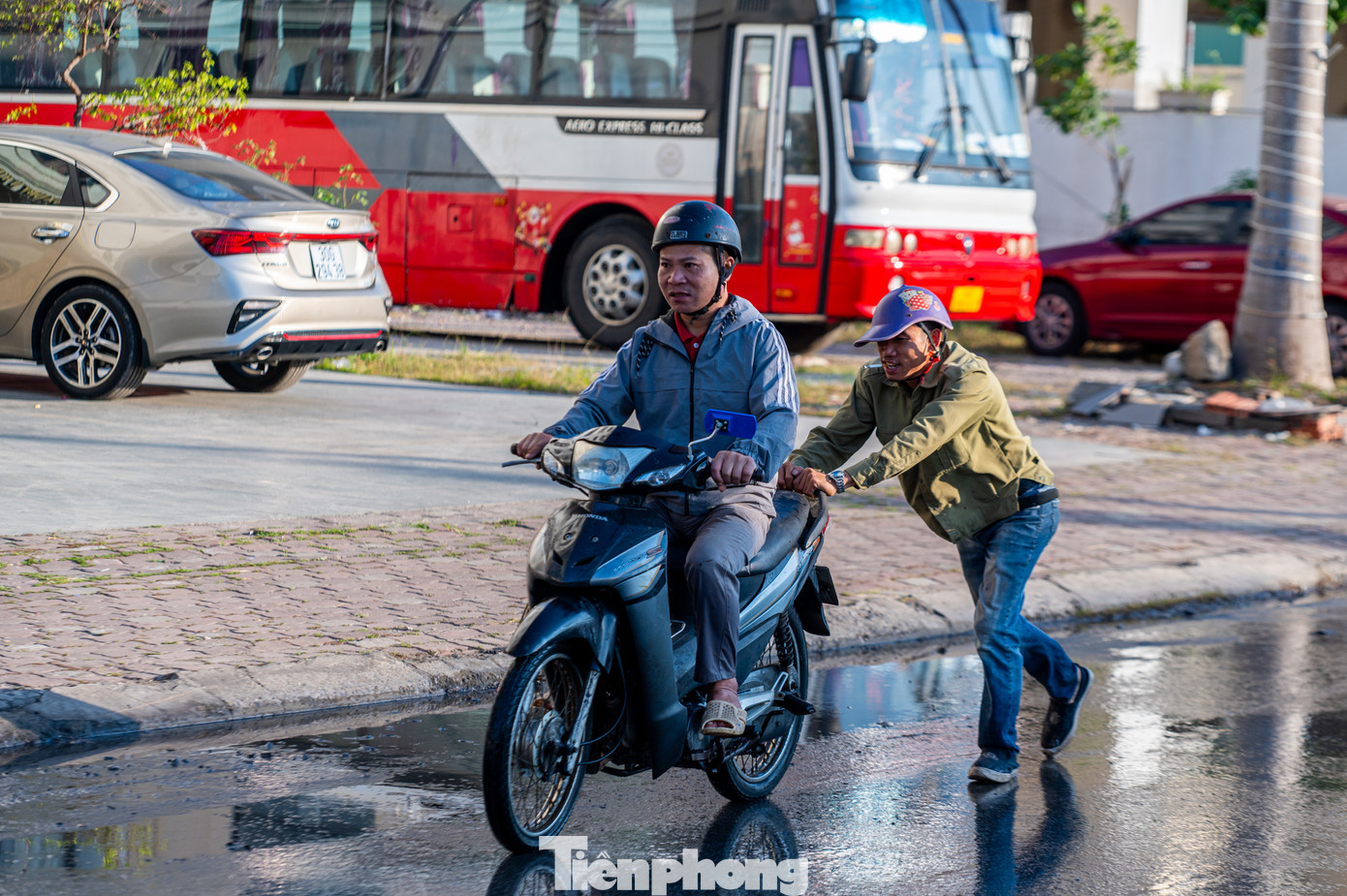 Tình trạng xe máy bị nước thủy kích dẫn đến chết máy.