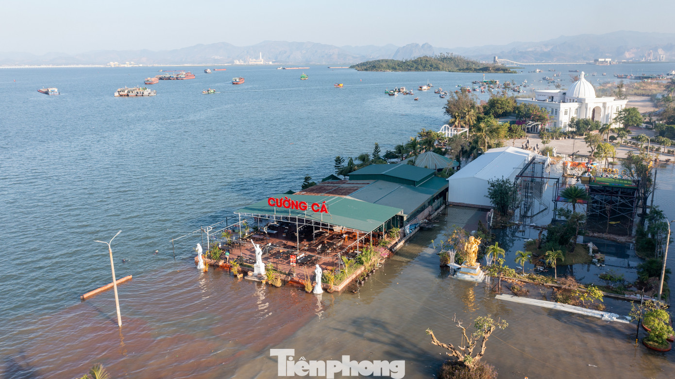 Đây là đợt triều cường cao nhất năm 2024 với đỉnh triều lên đến 4m3. Triều cường kéo dài trong nhiều ngày (18-21/11) gây ảnh hưởng tới cuộc sống của người dân thành phố Hạ Long.