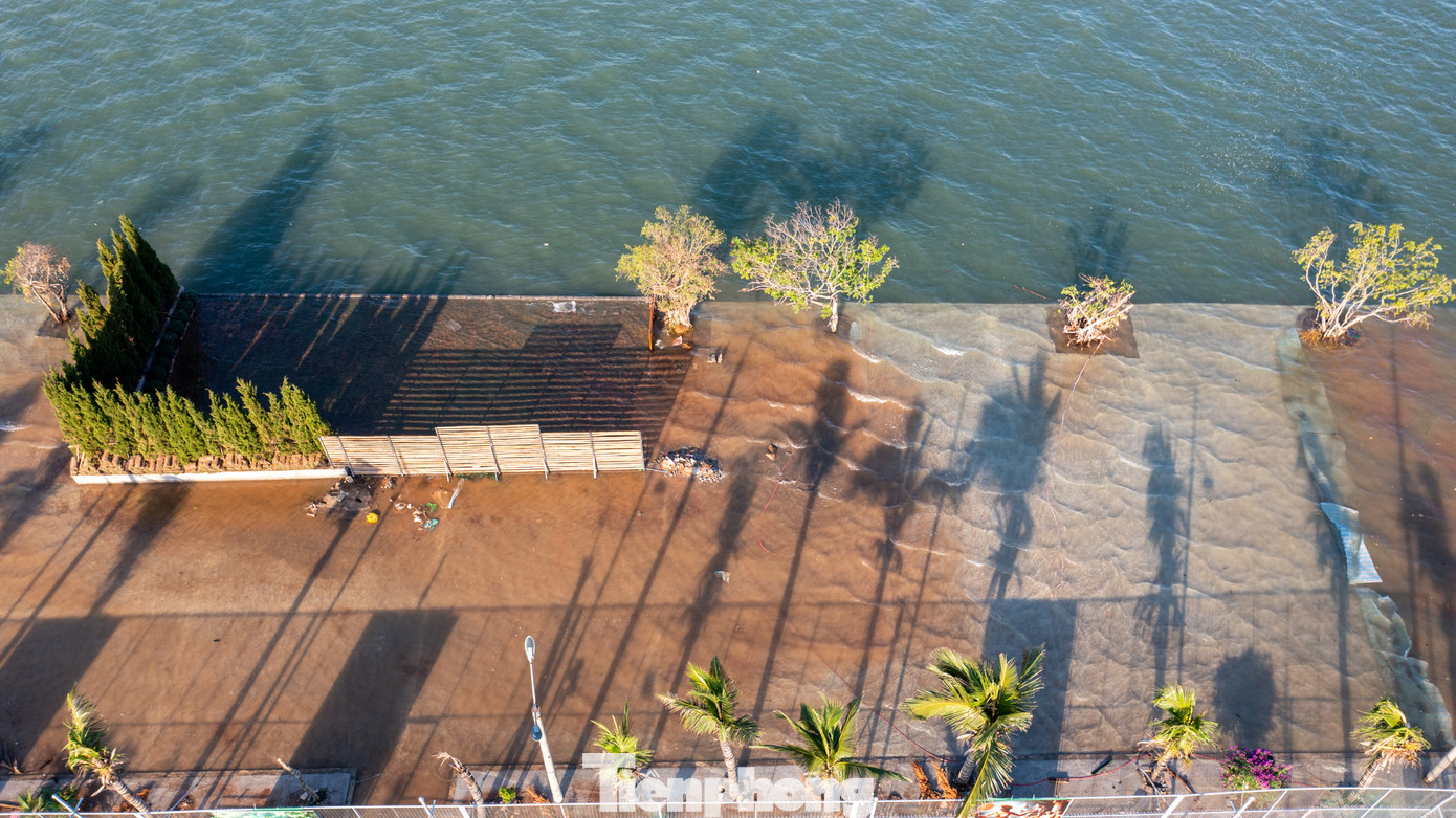 Triều cường dâng cao khiến nước tràn qua mặt đường vào bên trong khu dân cư và các hàng quán phía bên trong.