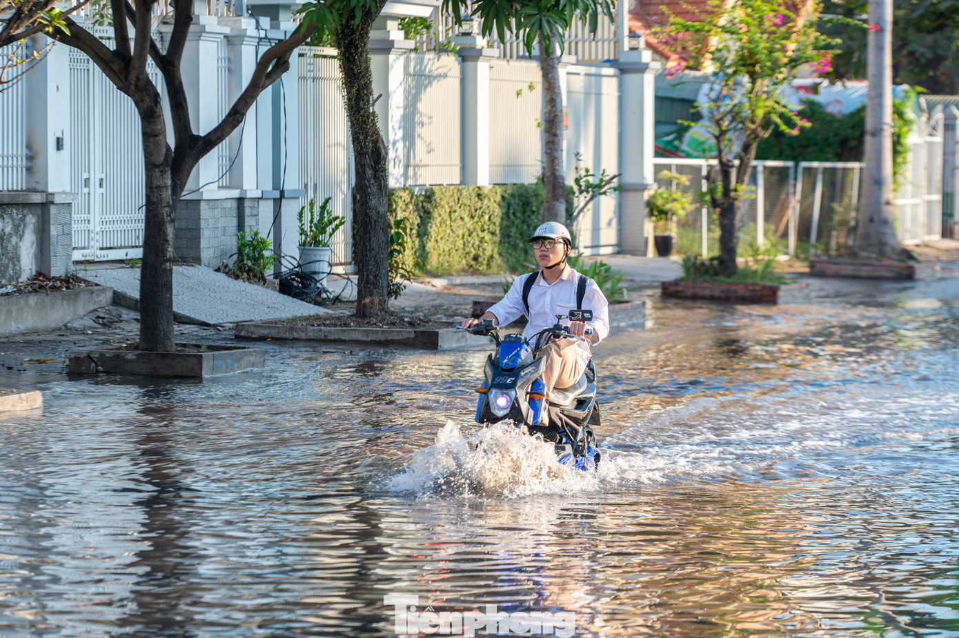Nước biển dâng gây ngập lụt cao so với mặt đường 60-70cm, cá biệt có những khu vực ngập đến 1m, ảnh hưởng nhiều đến sinh hoạt thường ngày, giao thông đi lại trong khu vực này.