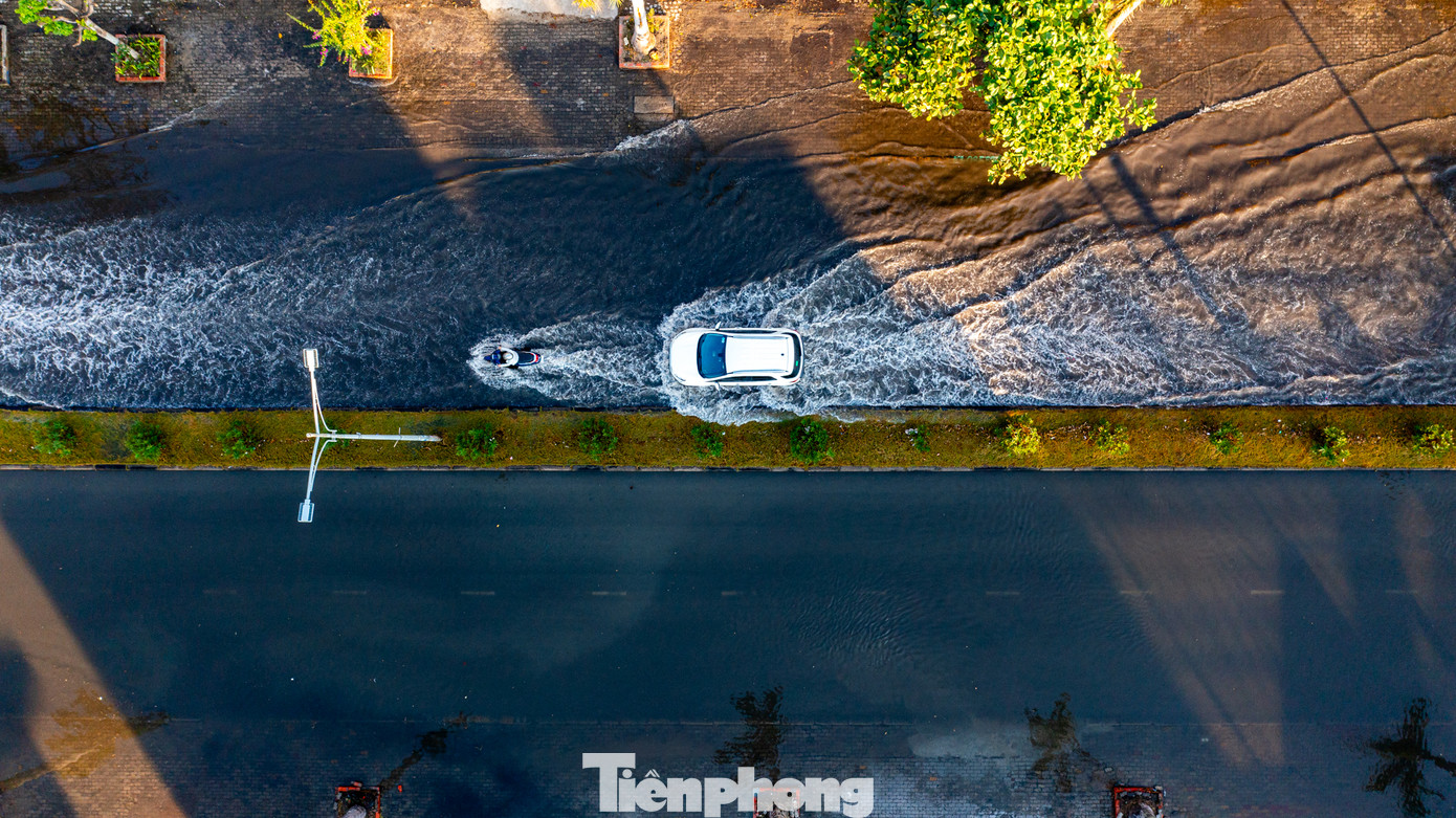 Ngày 20/11, triều cường tiếp tục dâng cao gây tình trạng ngập lụt cục bộ tại một số khu vực ven biển của thành phố Hạ Long, tỉnh Quảng Ninh.