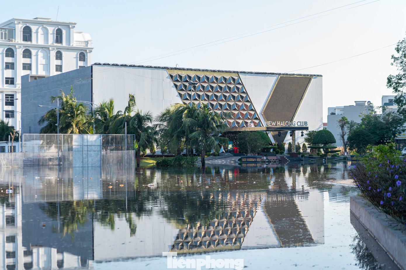 Triều cường dâng cao khiến nước tràn qua mặt đường vào bên trong khu dân cư và các hàng quán phía bên trong.