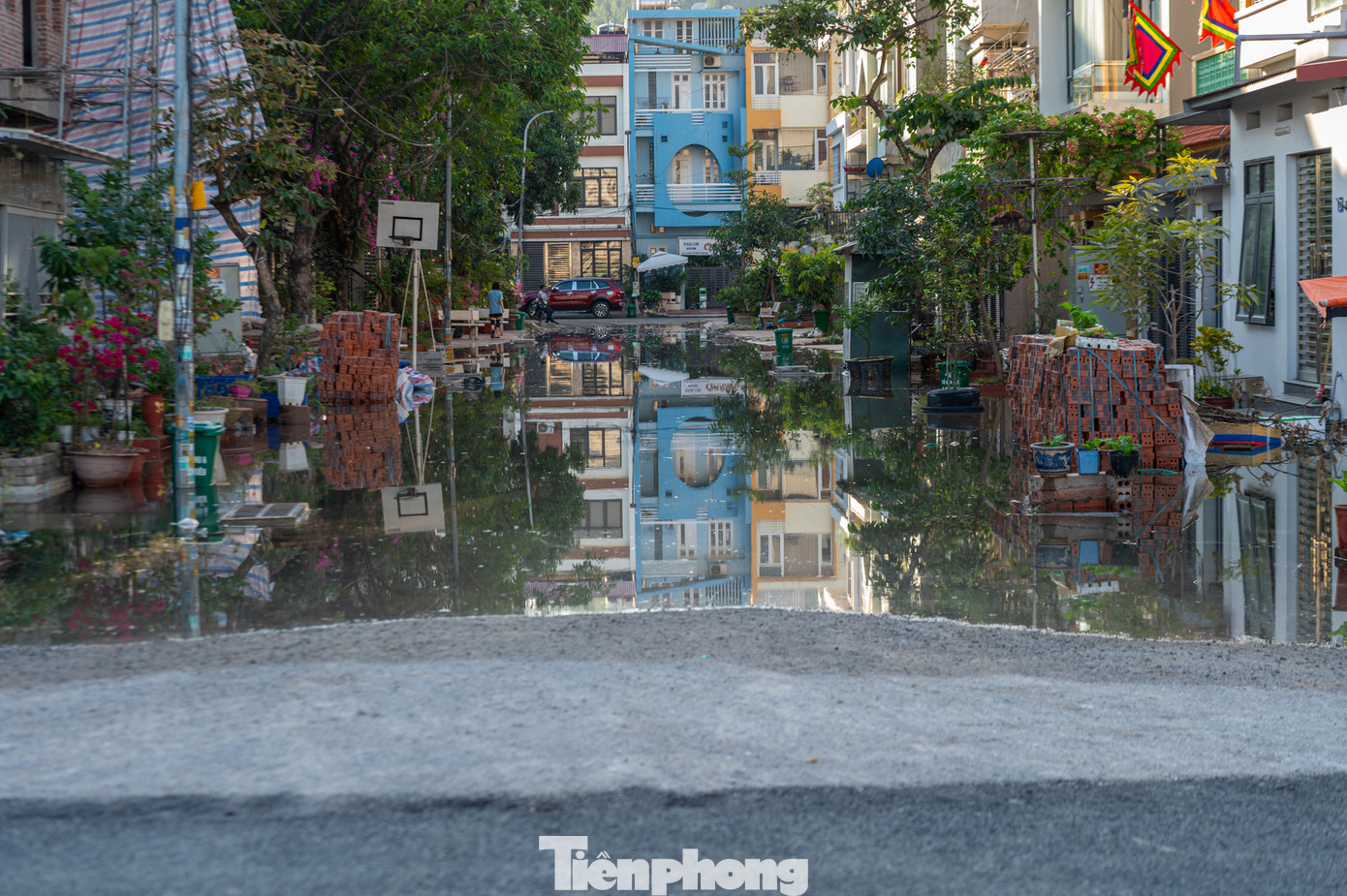 Trước đó, qua kiến nghị của người dân và cử tri, tỉnh Quảng Ninh và TP Hạ Long đã chỉ đạo Công ty CP Xây dựng công trình 507 đề xuất phương án và triển khai phương án thi công chống ngập lụt cho khu dân cư. Phương án đưa ra là nâng cốt nền đường một số tuyến đường bị lún và cải tạo lại hệ thống thu gom nước.