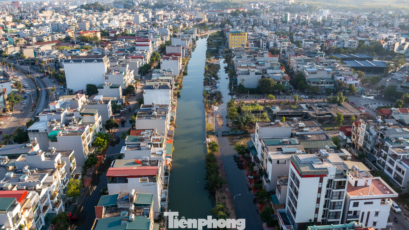 Ghi nhận của PV báo Tiền Phong, nhiều khu vực dân cư thuộc TP Hạ Long như Cao Xanh, Yết Kiêu, Trần Hưng Đạo, Hà Khánh, Hồng Gai... bị ngập. Nước từ hệ thống cống thoát nước xâm nhập trực tiếp từ biển vào khiến các tuyến đường chìm trong nước.