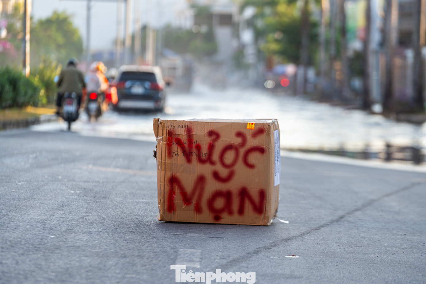 Người dân xung quanh đặt biển cảnh báo nước mặn ngay trước điểm ngập úng, tuy nhiên nhiều phương tiện không biết vẫn cố đi qua.