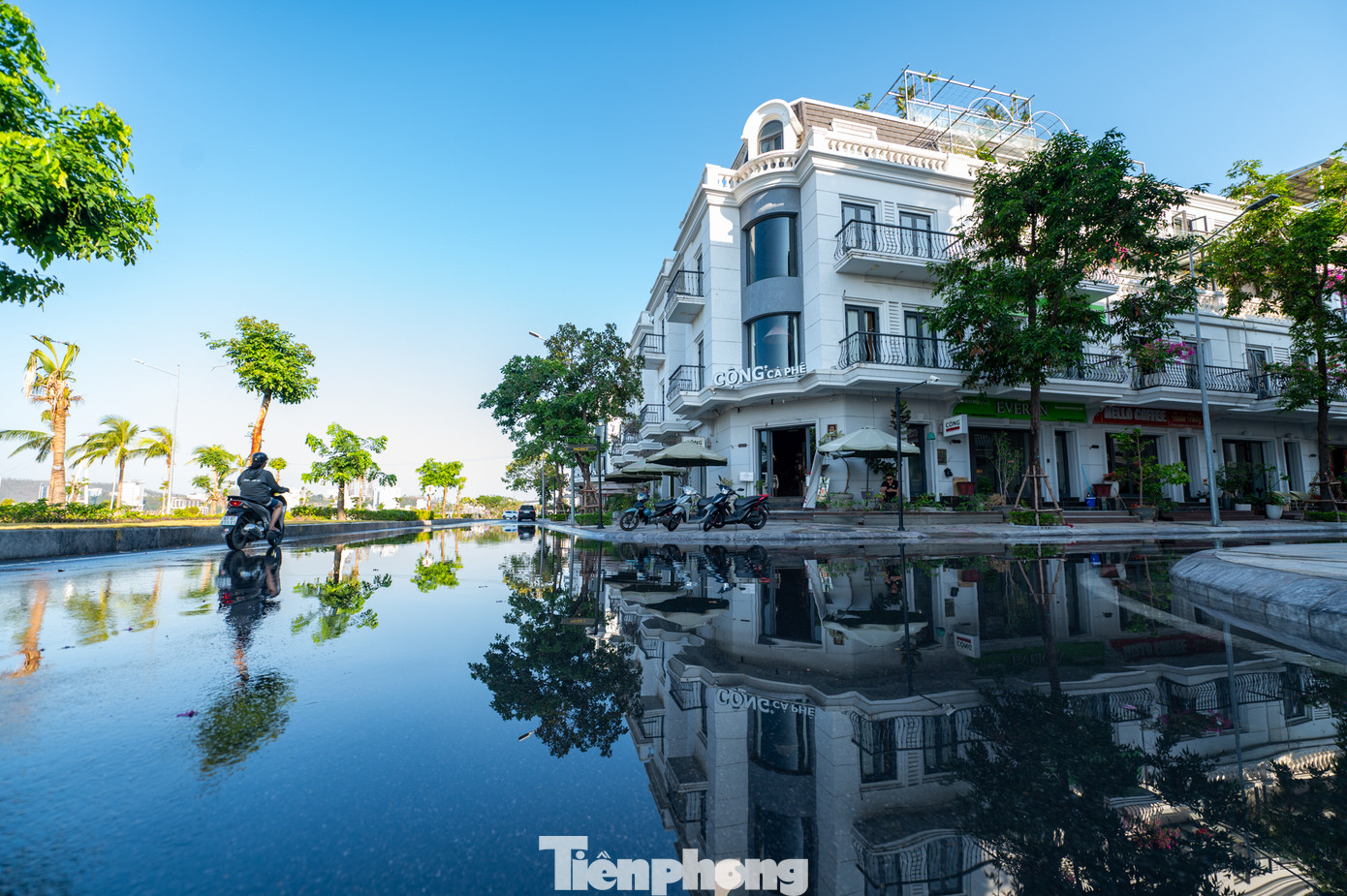 Theo nhà chức trách tỉnh Quảng Ninh, về nguyên nhân chủ quan, các khu đô thị ven biển bắt đầu được hình thành từ những năm 1990, 2000 trên nền địa chất tương đối yếu và phức tạp với nhiều bùn, cát, bãi bồi. Tại thời điểm đó, tuy chủ đầu tư đã có tính toán đắp cốt nền, nhưng qua thời gian, không tránh khỏi hiện tượng lún nền và cũng chưa thể tính toán được sự ảnh hưởng của biến đổi khí hậu và nước biển dâng...