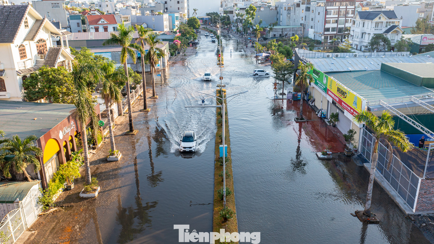 Tại đường Trần Thái Tông, thuộc Khu đô thị Cienco 5, phường Yết Kiêu, nước ngập kéo dài hơn 100 mét khiến giao thông qua khu vực này bị tê liệt.