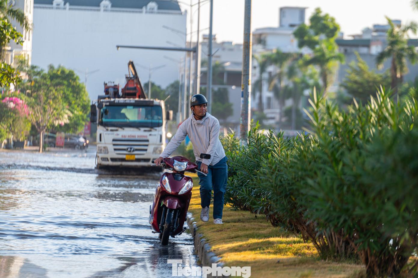 Người đàn ông này cho biết dù biết tuyến đường bị ngập nhưng do phải đi làm nên anh quyết định cố điều khiển phương tiện đi qua điểm ngập dẫn đến xe bị chết máy.