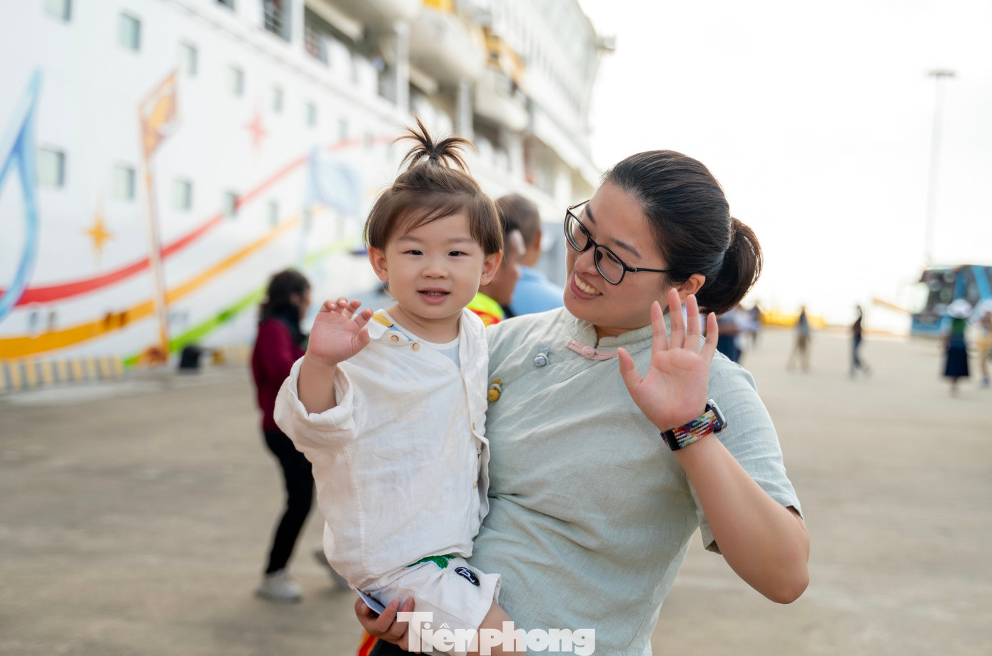 "Ngày hôm nay bầu trời Hạ Long, Việt Nam rất xanh, không khí trong lành, sự đón tiếp của các bạn thật nồng hậu. Cảm ơn sự đón tiếp nồng nhiệt của các bạn. Chúng tôi rất vui khi đến Hạ Long", anh Pan Xiaong chia sẻ.