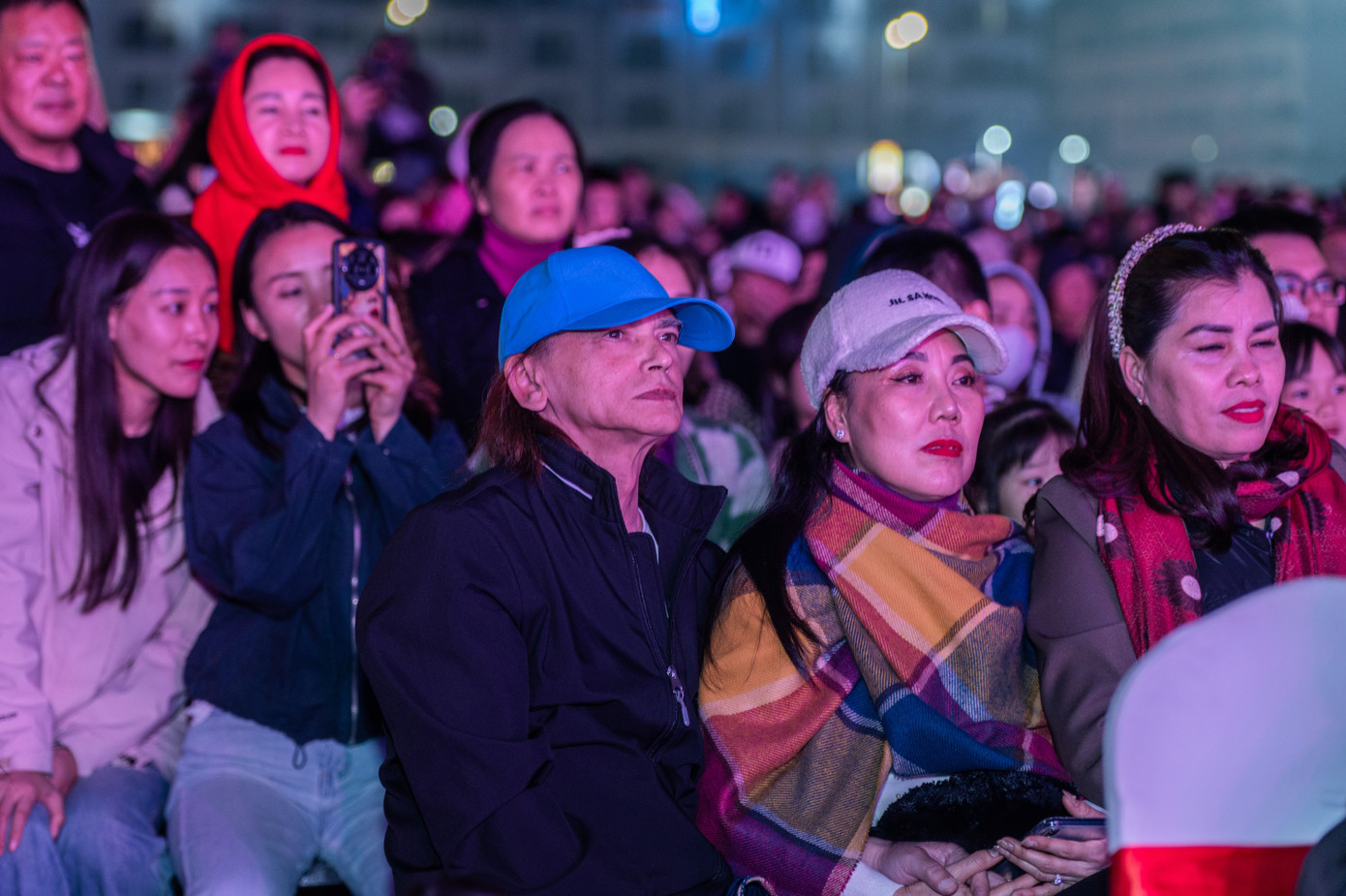 "Đây là lần đầu tiên tôi đón năm mới tại Việt Nam, thành phố Hạ Long rất xinh đẹp, con người mến khách. Tôi rất vui và đã chia sẻ nhiều hình ảnh đón năm mới của đất nước các bạn với bạn bè tôi ở quê nhà", một vị khách du lịch cho biết. "Đây là lần đầu tiên tôi đón năm mới tại Việt Nam, thành phố Hạ Long rất xinh đẹp, con người mến khách. Tôi rất vui và đã chia sẻ nhiều hình ảnh đón năm mới của đất nước các bạn với bạn bè tôi ở quê nhà", một vị khách du lịch cho biết.