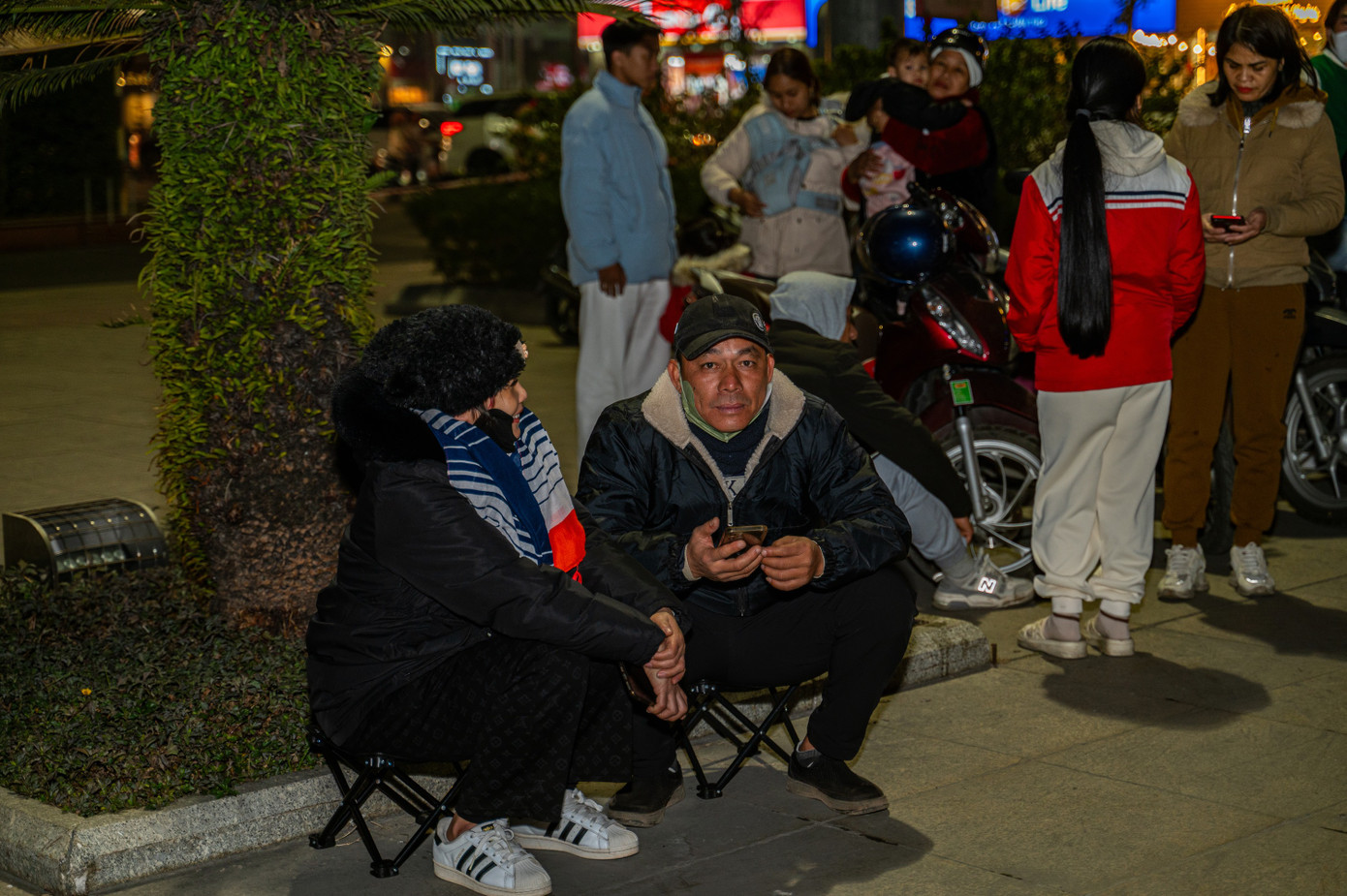 "Thời tiết hôm nay lạnh nhưng cũng rất dễ chịu. Tôi cùng gia đình đến đây từ chiều để chờ đón thời khắc giao thừa", người đàn ông trong ảnh nói. "Thời tiết hôm nay lạnh nhưng cũng rất dễ chịu. Tôi cùng gia đình đến đây từ chiều để chờ đón thời khắc giao thừa", người đàn ông trong ảnh nói.