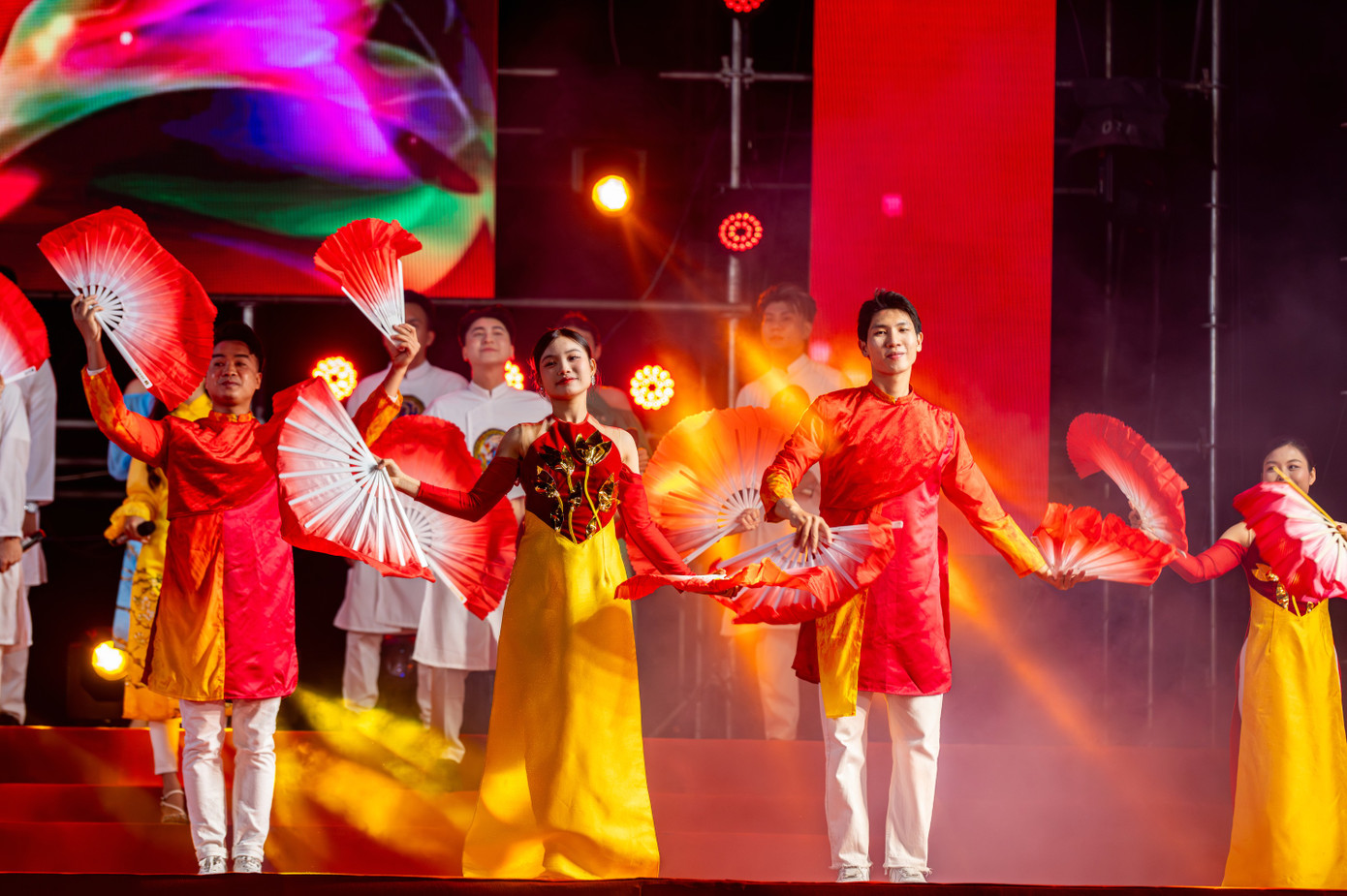 Chương trình nghệ thuật với chủ đề Hạ Long - kỷ nguyên rực rỡ gồm 2 Chương: Chương 1 “ Đi giữa trời rực rỡ”; Chương 2 “Kỷ nguyên mới”, với sự tham gia của nhiều ca sỹ thành công ở các cuộc thi, ca sỹ trẻ triển vọng, các vũ đoàn chuyên nghiệp và học sinh, sinh viên của thành phố. Chương trình nghệ thuật với chủ đề Hạ Long - kỷ nguyên rực rỡ gồm 2 Chương: Chương 1 “ Đi giữa trời rực rỡ”; Chương 2 “Kỷ nguyên mới”, với sự tham gia của nhiều ca sỹ thành công ở các cuộc thi, ca sỹ trẻ triển vọng, các vũ đoàn chuyên nghiệp và học sinh, sinh viên của thành phố.