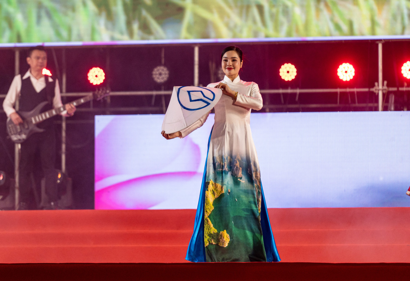 Chương trình nghệ thuật với chủ đề Hạ Long - kỷ nguyên rực rỡ gồm 2 Chương: Chương 1 “ Đi giữa trời rực rỡ”; Chương 2 “Kỷ nguyên mới”, với sự tham gia của nhiều ca sỹ thành công ở các cuộc thi, ca sỹ trẻ triển vọng, các vũ đoàn chuyên nghiệp và học sinh, sinh viên của thành phố. Chương trình nghệ thuật với chủ đề Hạ Long - kỷ nguyên rực rỡ gồm 2 Chương: Chương 1 “ Đi giữa trời rực rỡ”; Chương 2 “Kỷ nguyên mới”, với sự tham gia của nhiều ca sỹ thành công ở các cuộc thi, ca sỹ trẻ triển vọng, các vũ đoàn chuyên nghiệp và học sinh, sinh viên của thành phố.